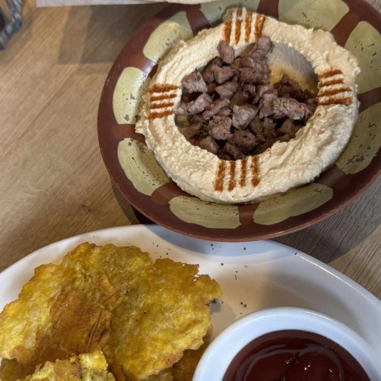 Patacones y hummus con carne