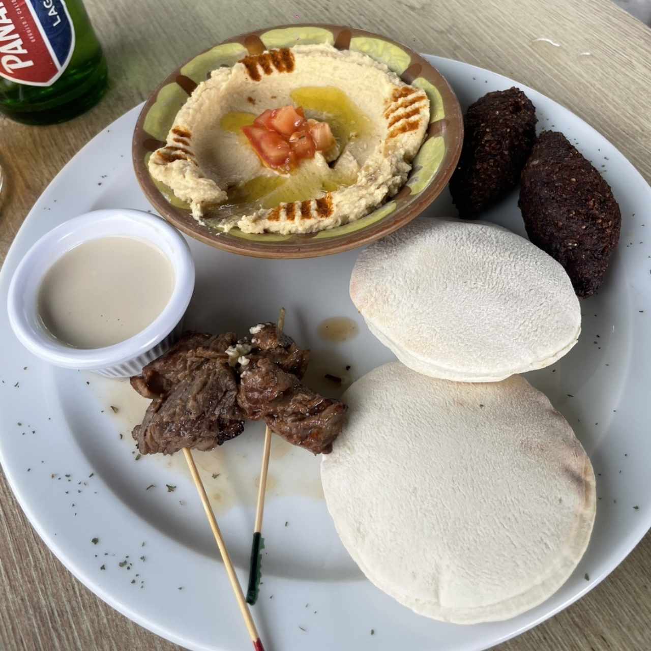 Kibe, hummus y pincho de carne