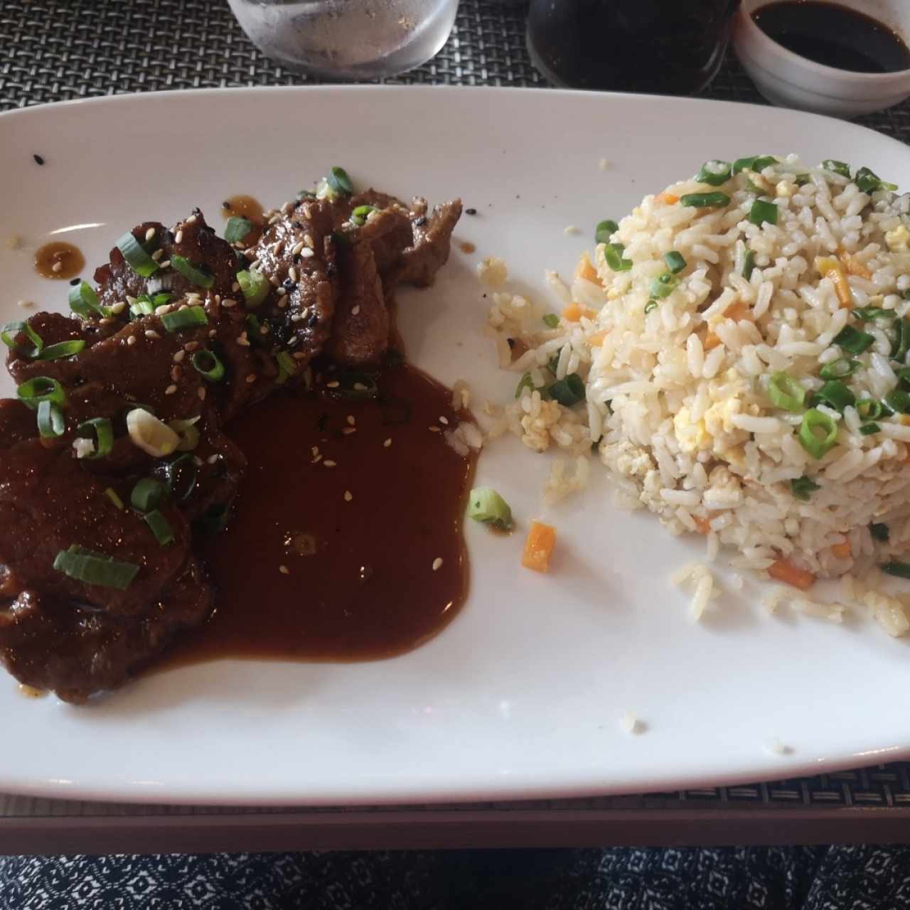 Filetito en Salsa Agridulce con Yakimeshi