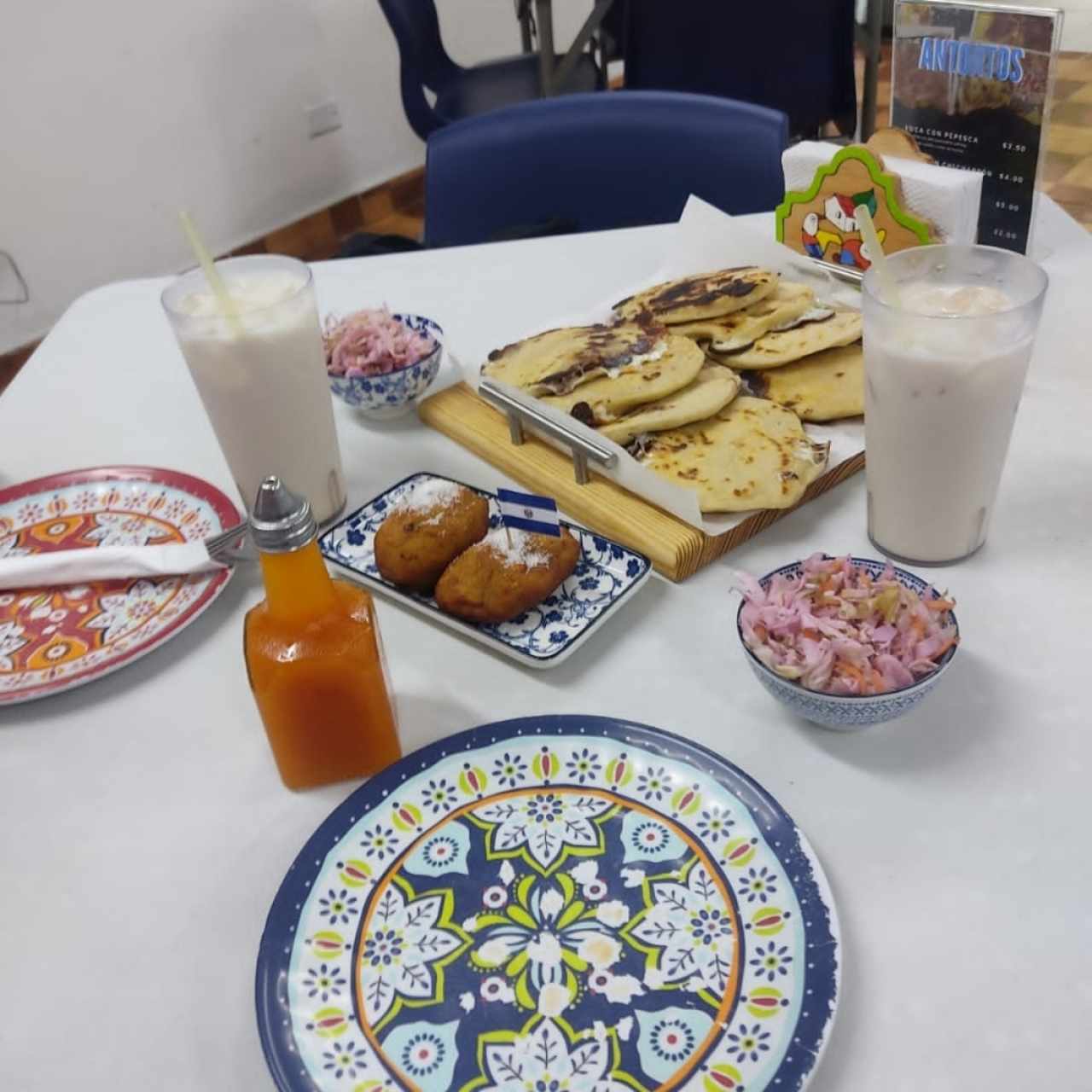 Mixto de Pupusas, Horchata de Coco y dulce de plátano maduro 