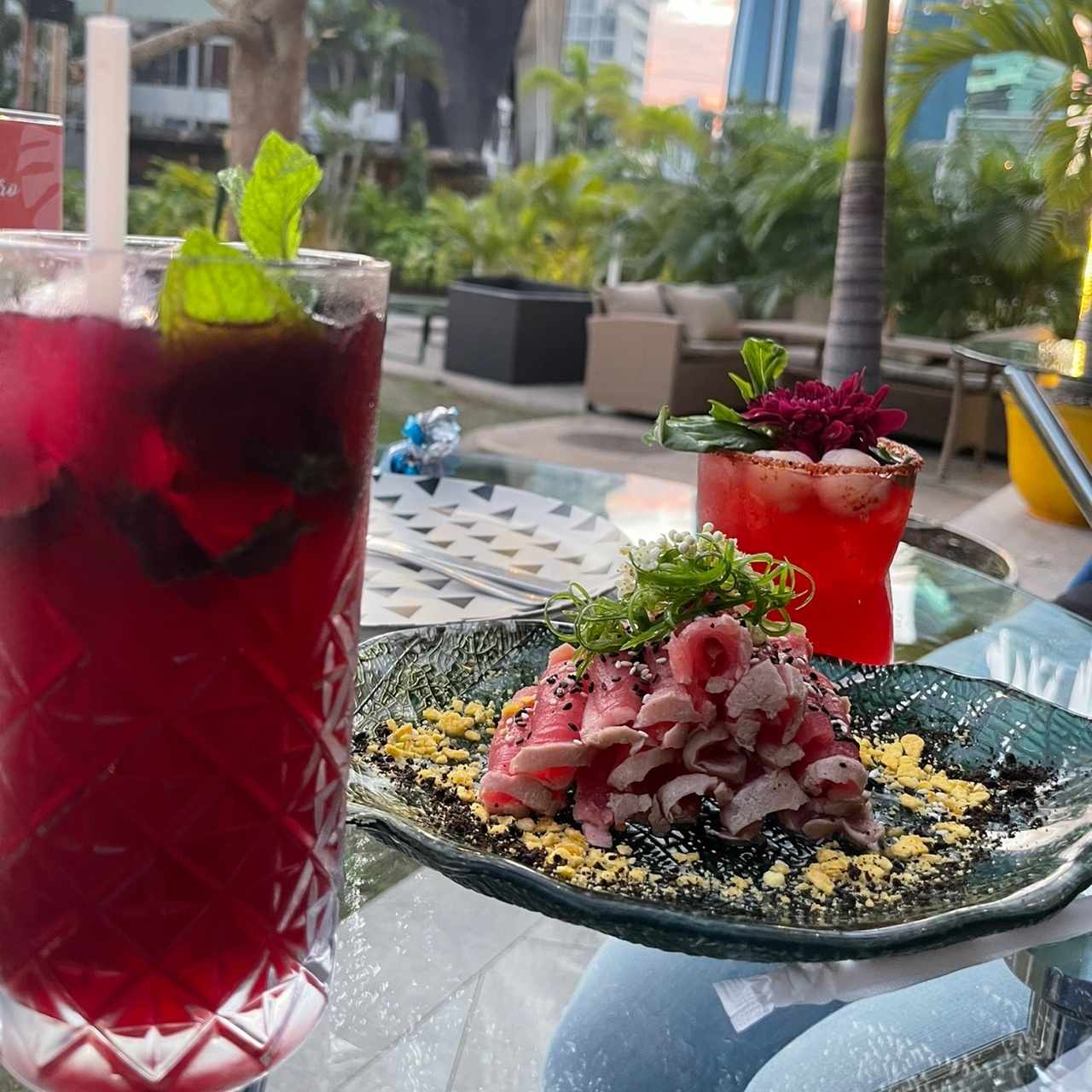Cócteles - Mojito Kahlo, Red Kahlo y Atun sellado con salsa ponsu