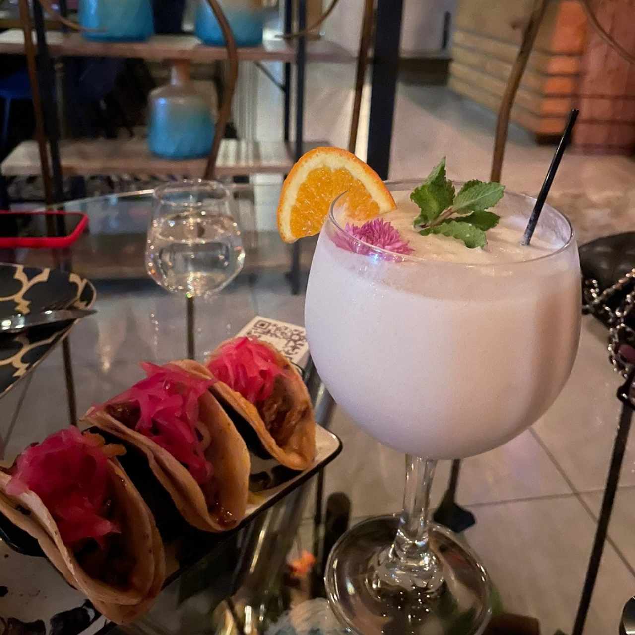 Piña colada y tacos de entraña