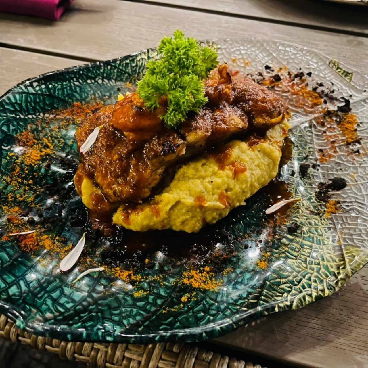 Pesca del Dia con Puré de Plátano Asado