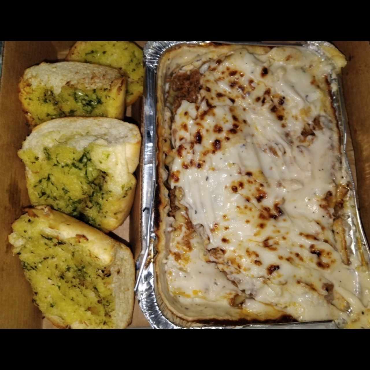 Combo lasagna con pan ajo y soda