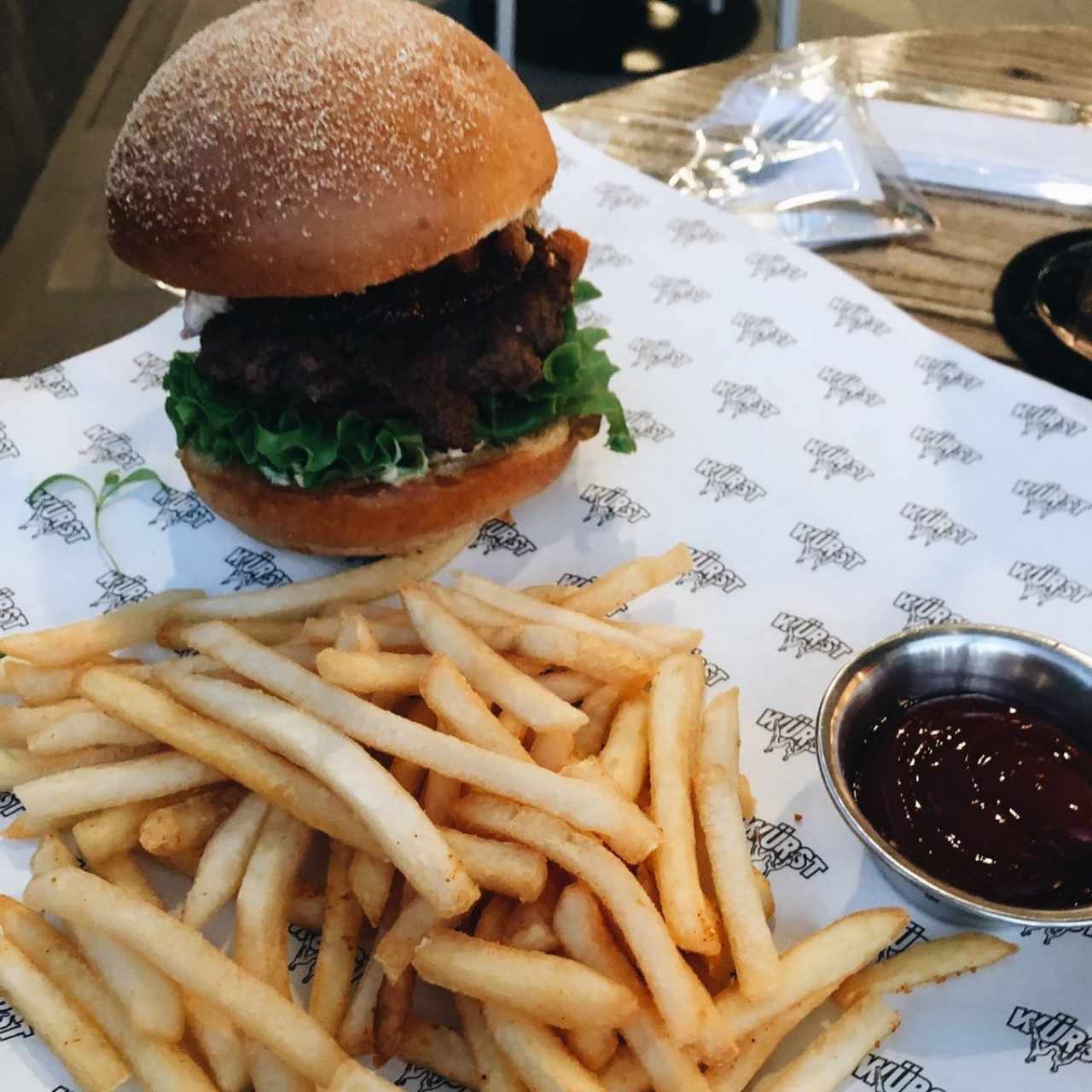 Hamburguesa La indecente con papas