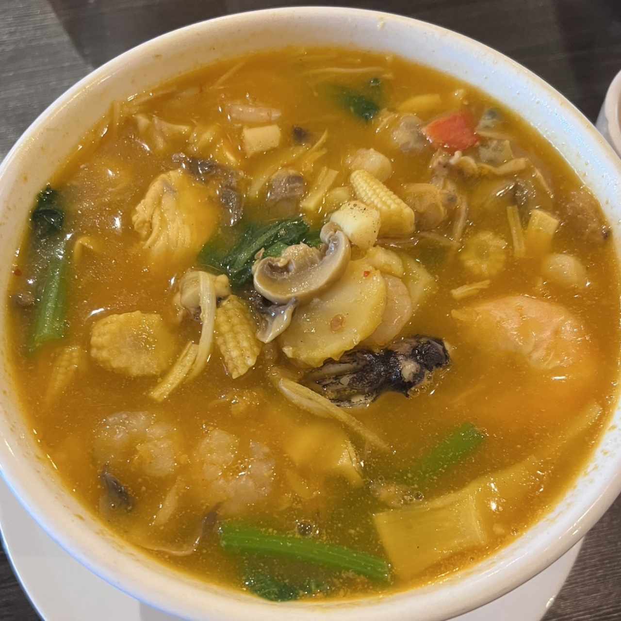 Sopa de combinación con fideos de arroz 