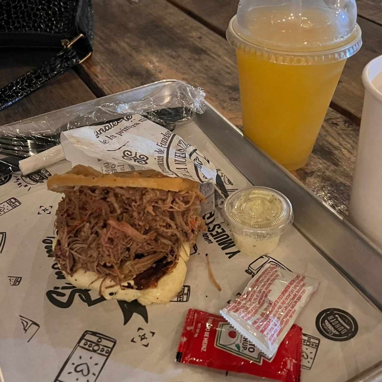 Arepa de carne mechada y queso asado. Jugo frozen de maracuyá!
