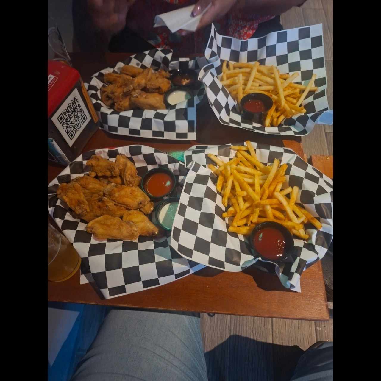Alitas y papas fritas