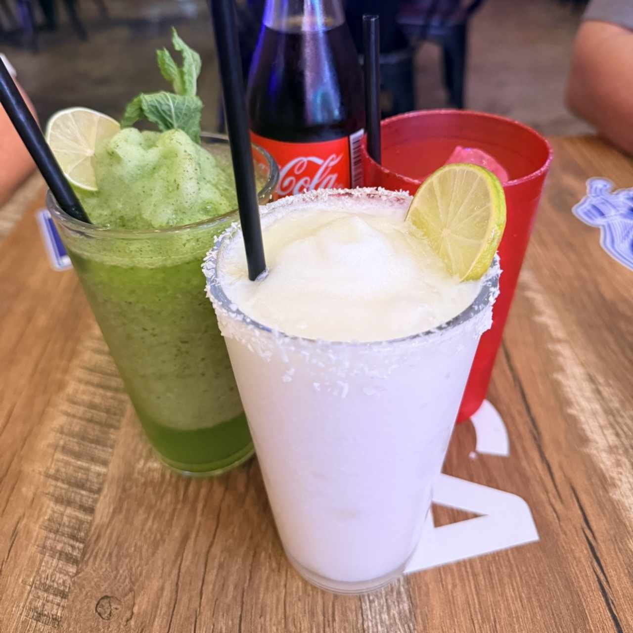 Limonadas de coco, hierbabuena, y soda 