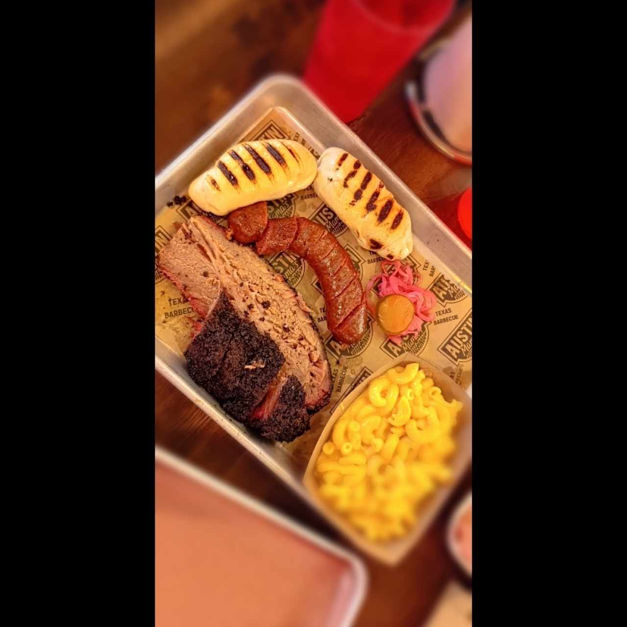 1/2 libra de brisket, chorizo, Mac and cheese y dos panes de mantequilla.