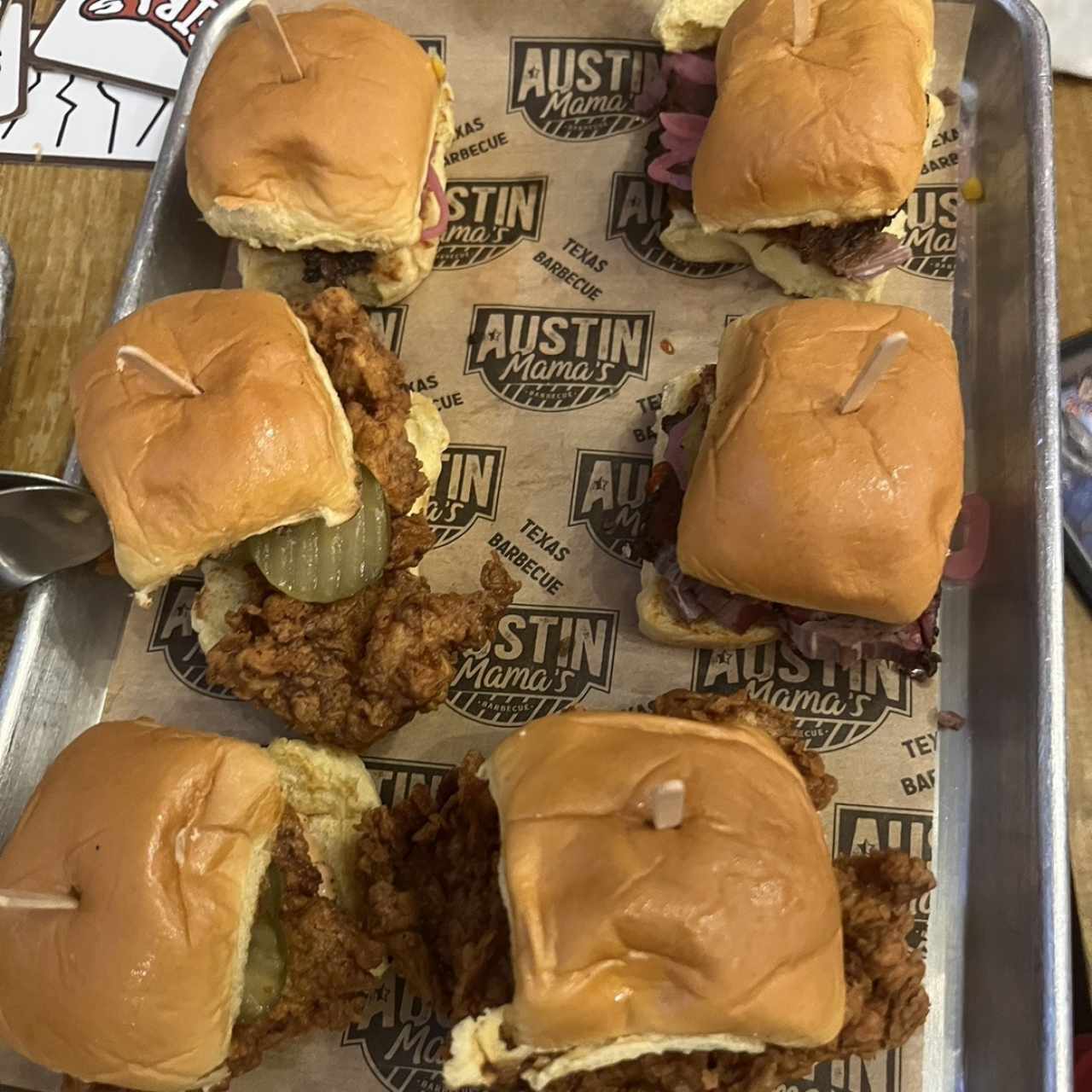 Coleslaw Brisket y Chicken Sandwich