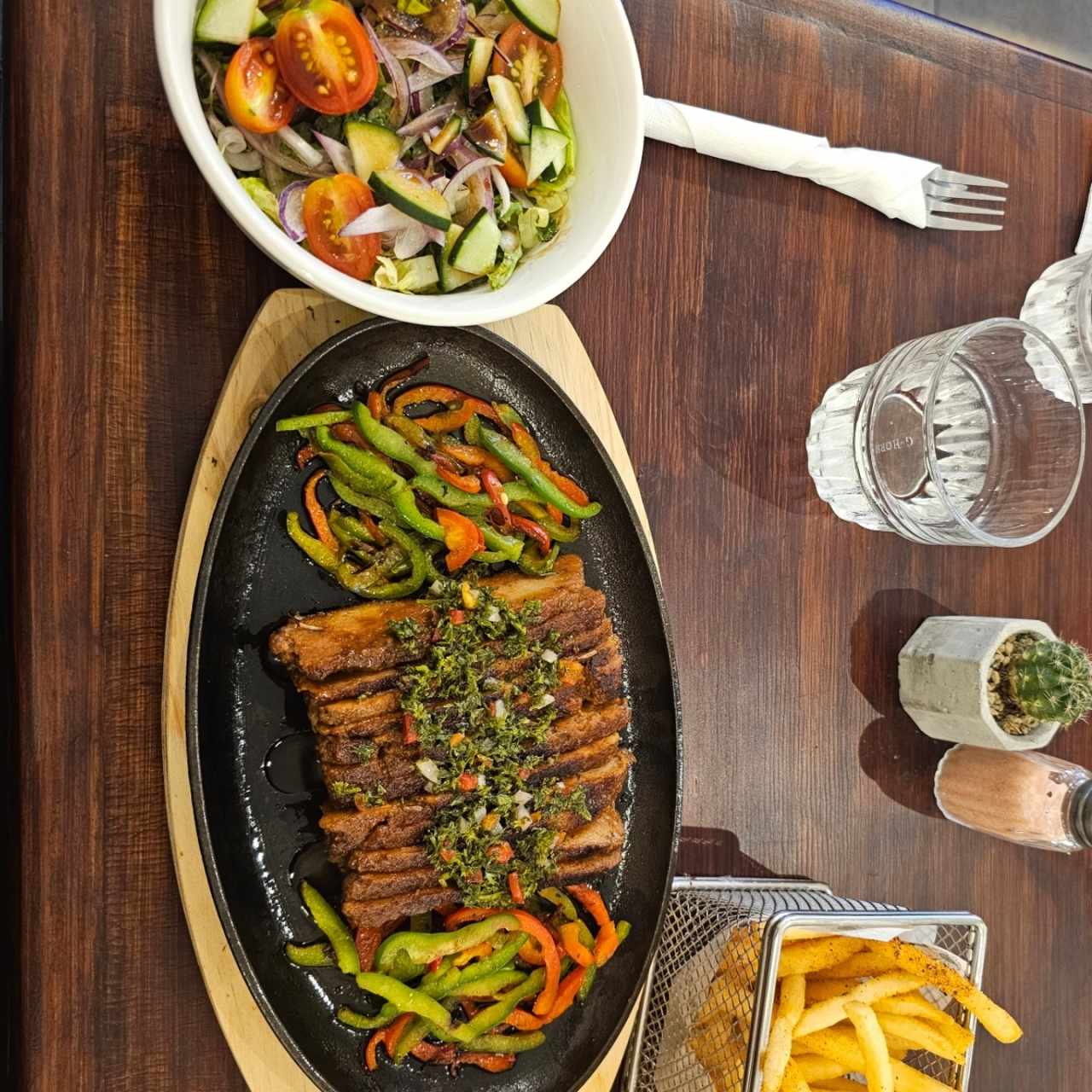 "carne de res" con ensalada y papas