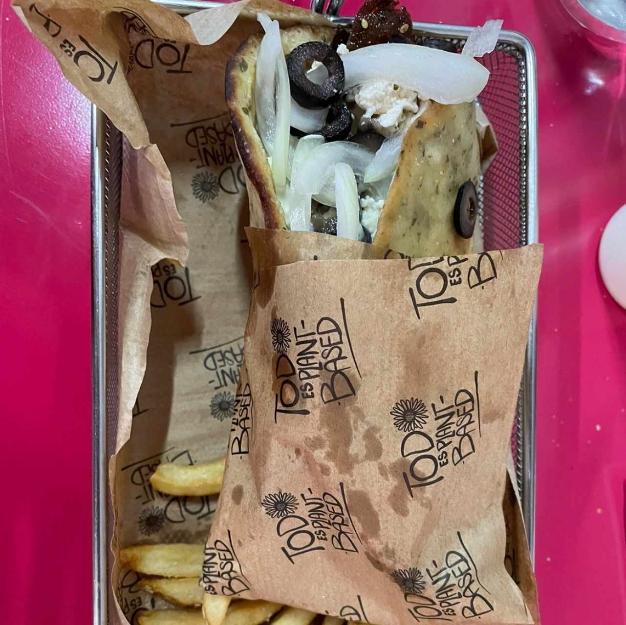 Gyro acompañado de papas fritas