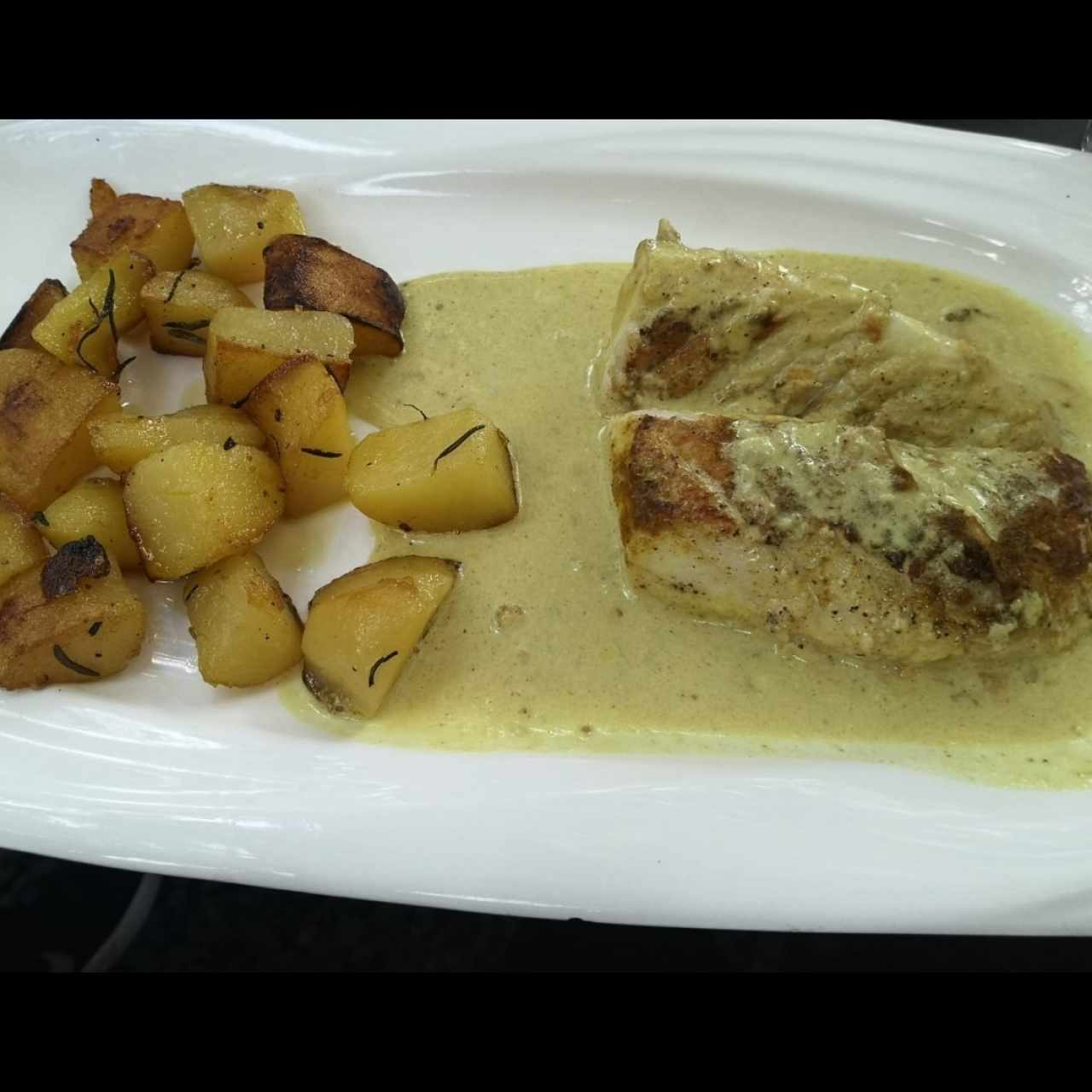 filete de corvina en salsa curry y papas 