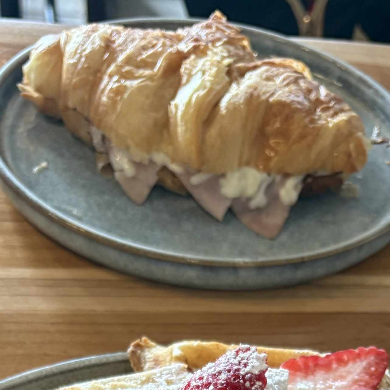 Croissant jamón y queso