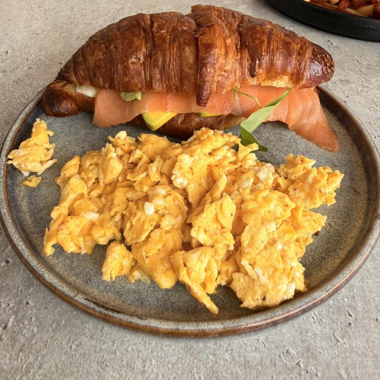 Eggs - Gordito Croissant Salmón