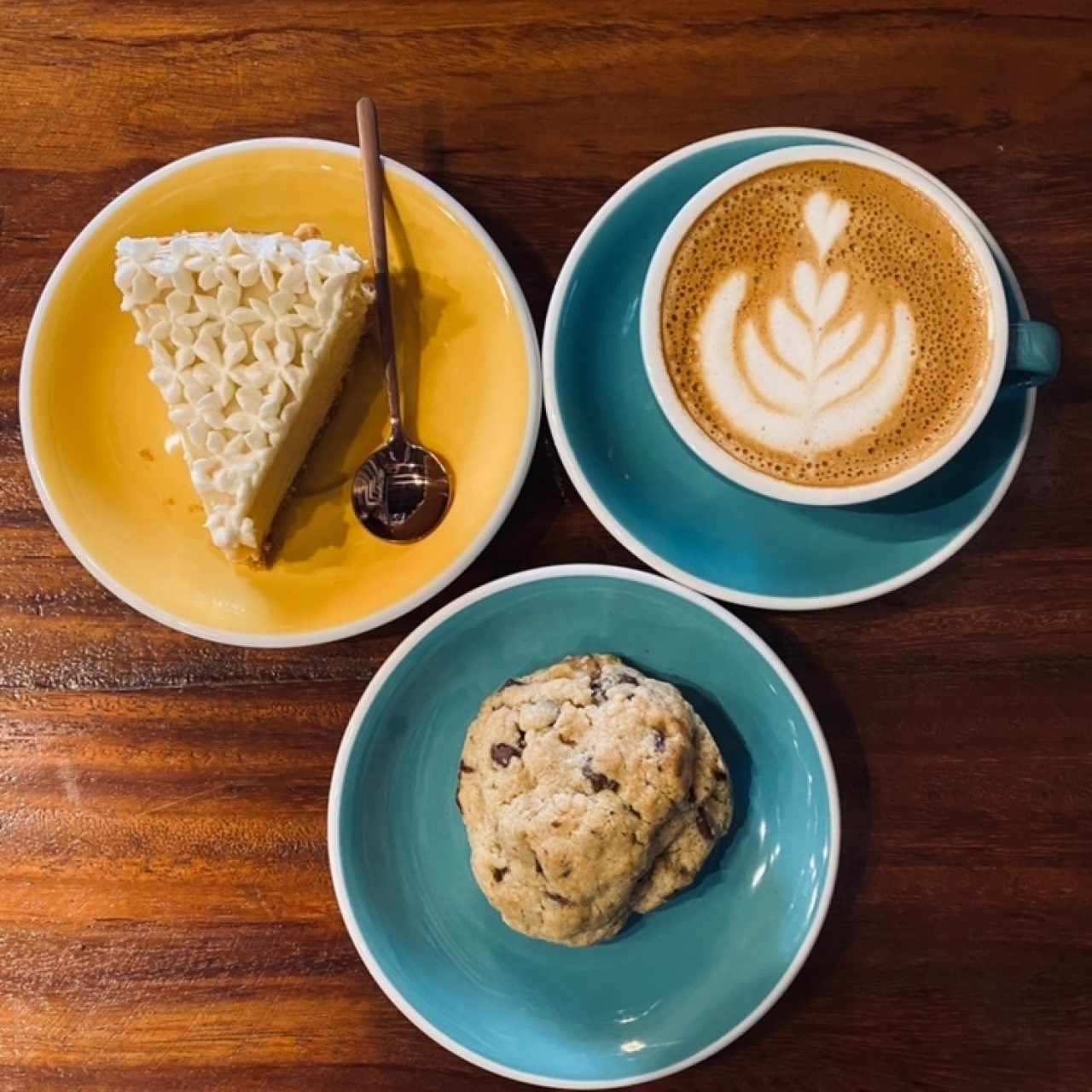 latte, pie de limón, galleta con chispas de chocolate.