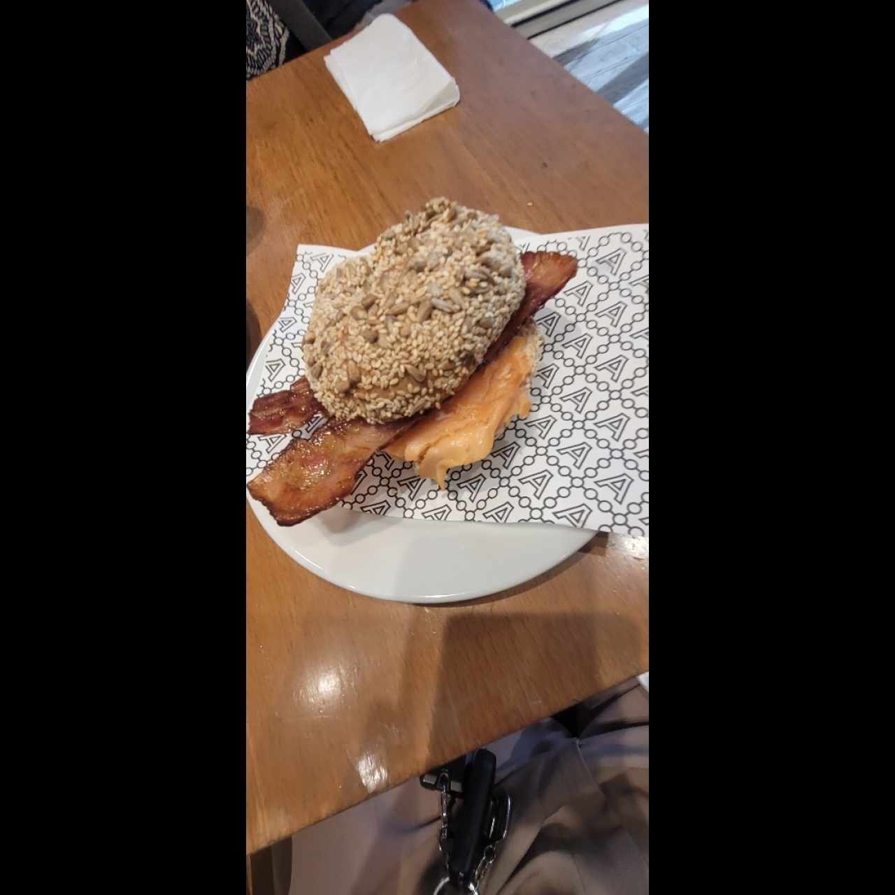 bagel con salmón y tocino 