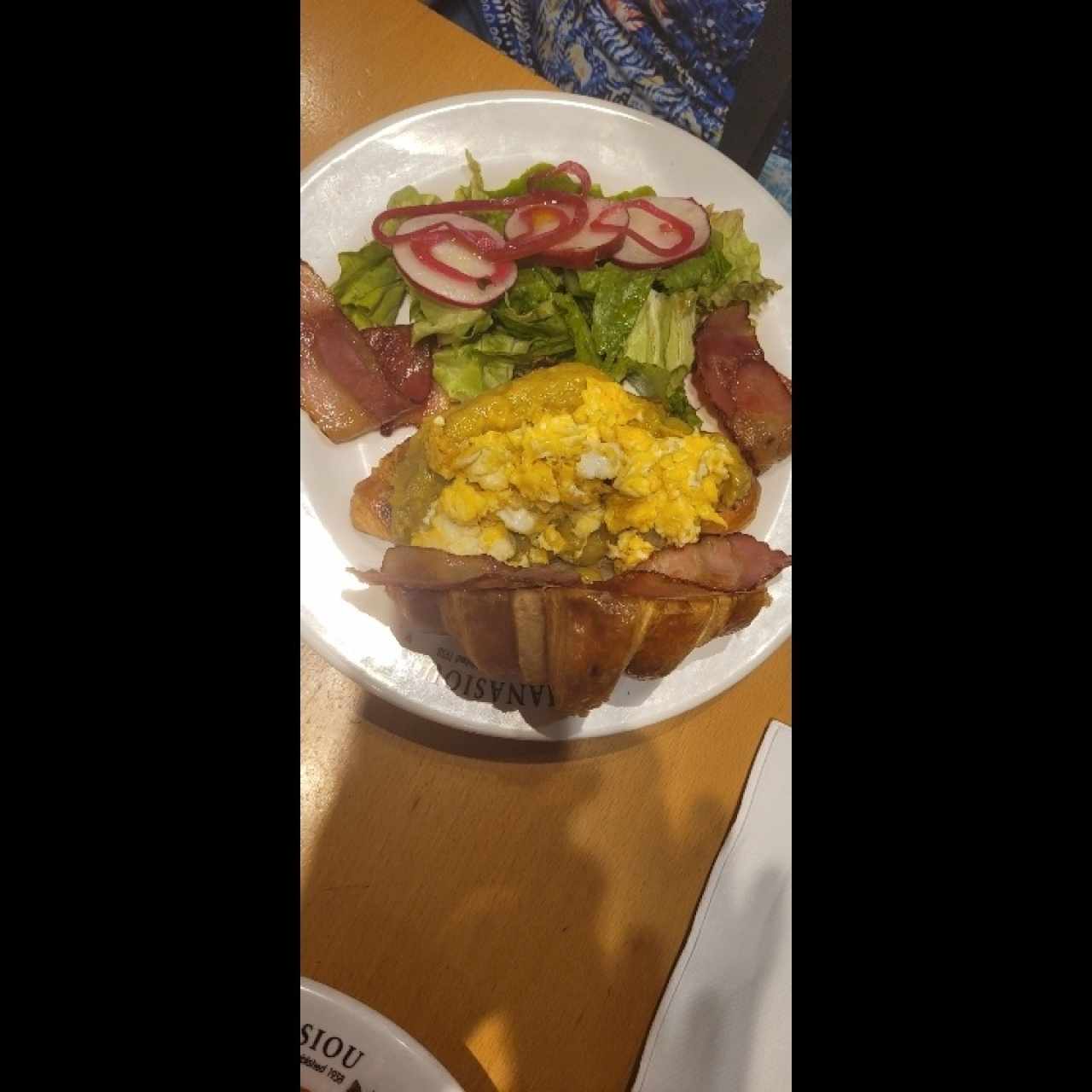 Avocado croissant huevo revuelto 