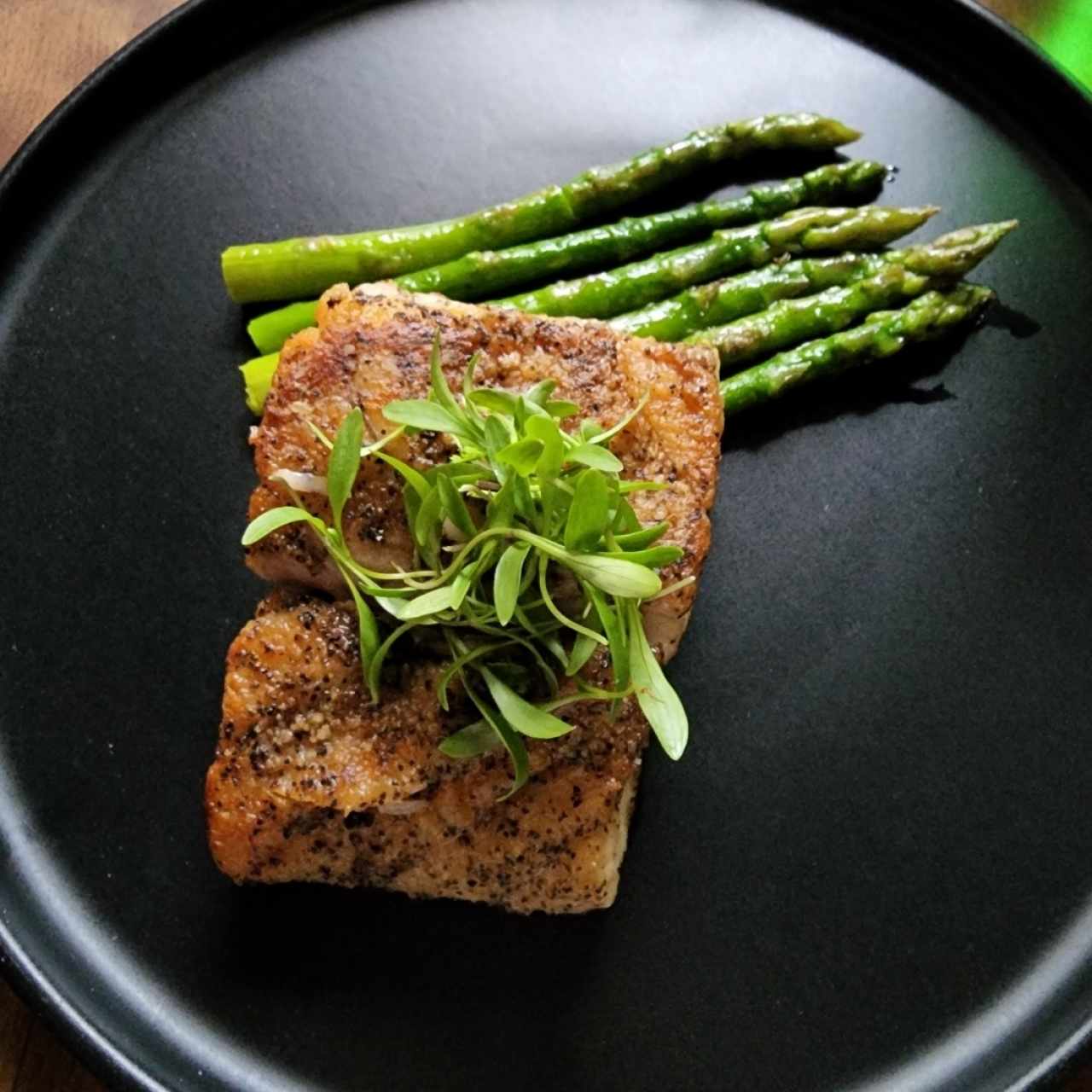 Pescado del día y Espárragos 