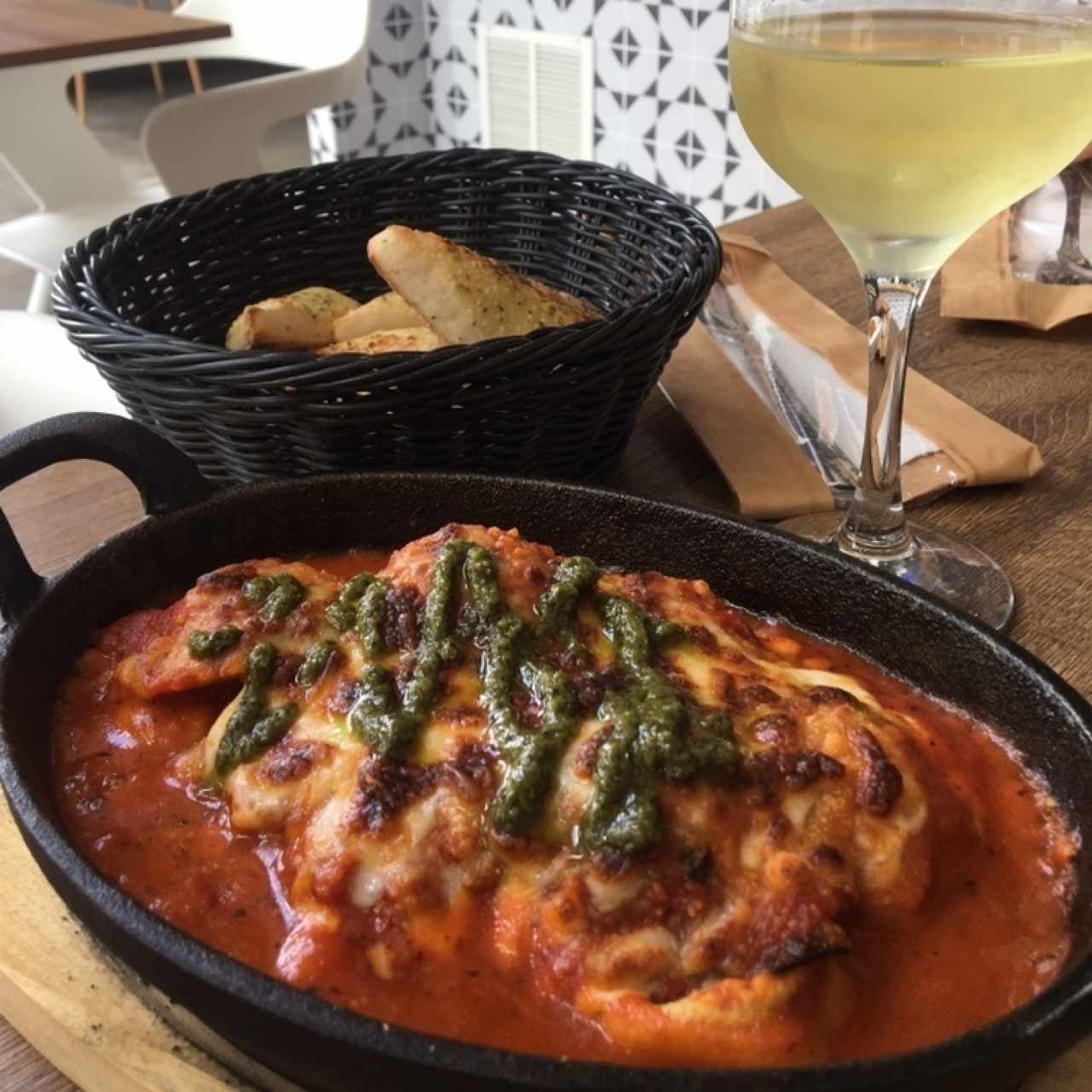 ravioli de carne con queso gratinado