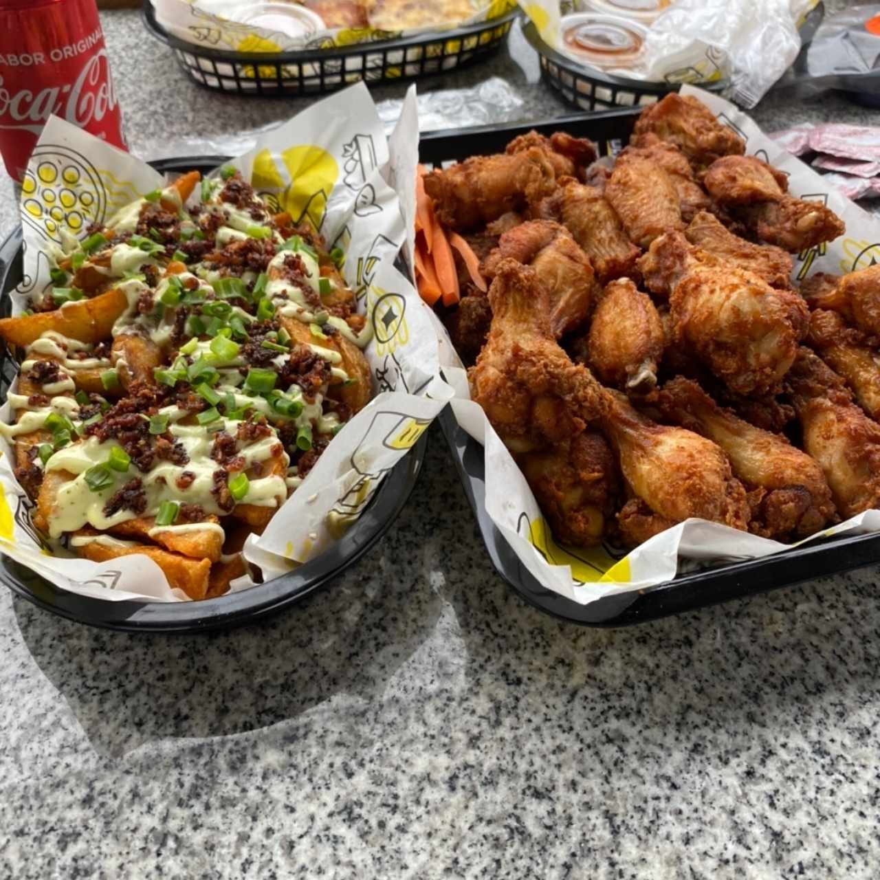 Papas Pifia y Alitas