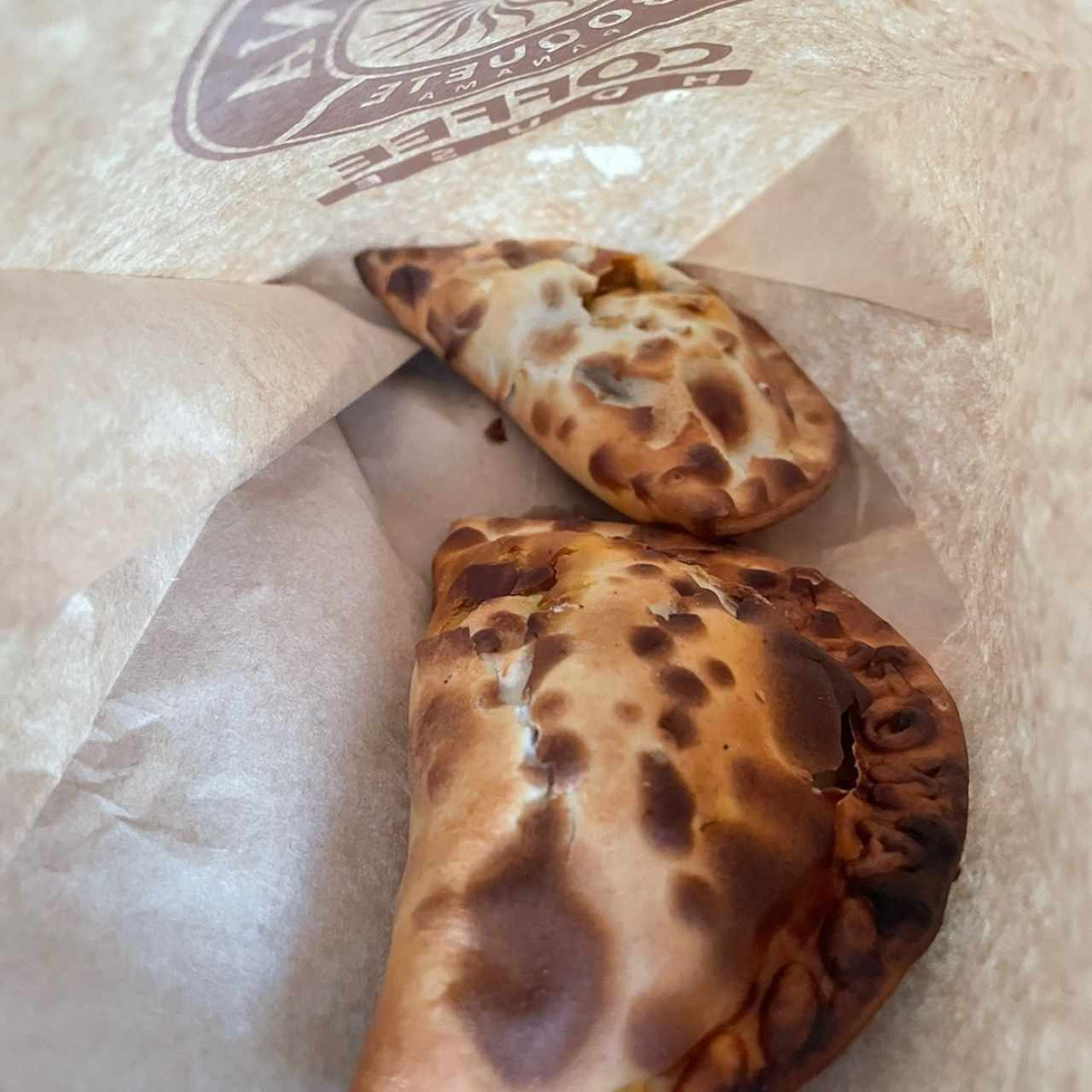 Empanada de Carne Picante y Empanada de Chorizo