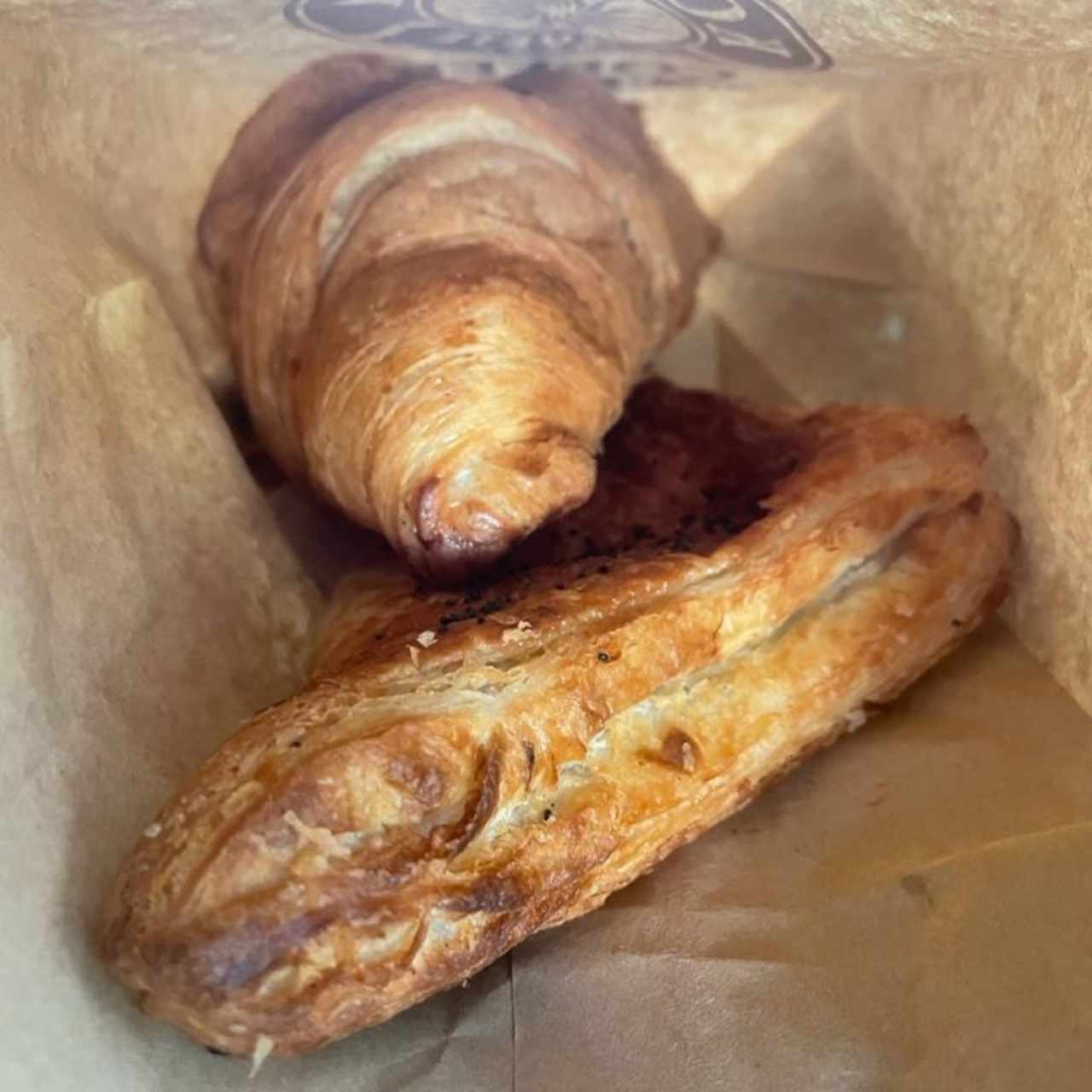 croissant y empanada de espinaca 