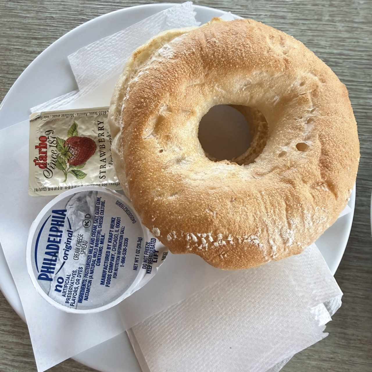 Bagel masa madre con queso crema y jalea
