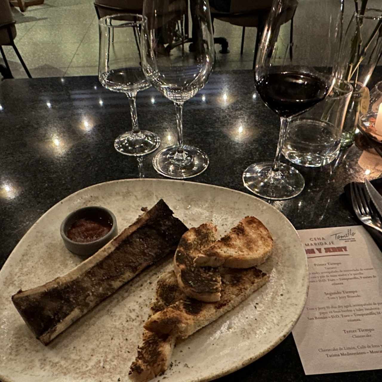 Osobuco con pan de masa madre y mermelada de tomate.