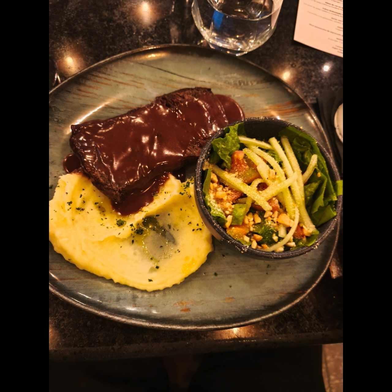 plato fuerte carne en salsa de vino 
