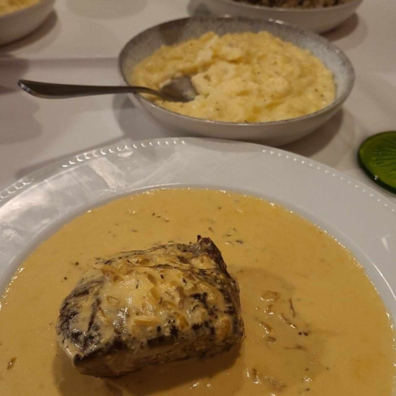 filete de carne con salsa de mostaza y tomillo. Puré