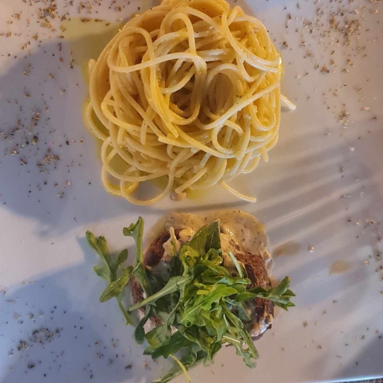 Filete de Res a las Tres Pimientas con Papas o Vegetales Salteados