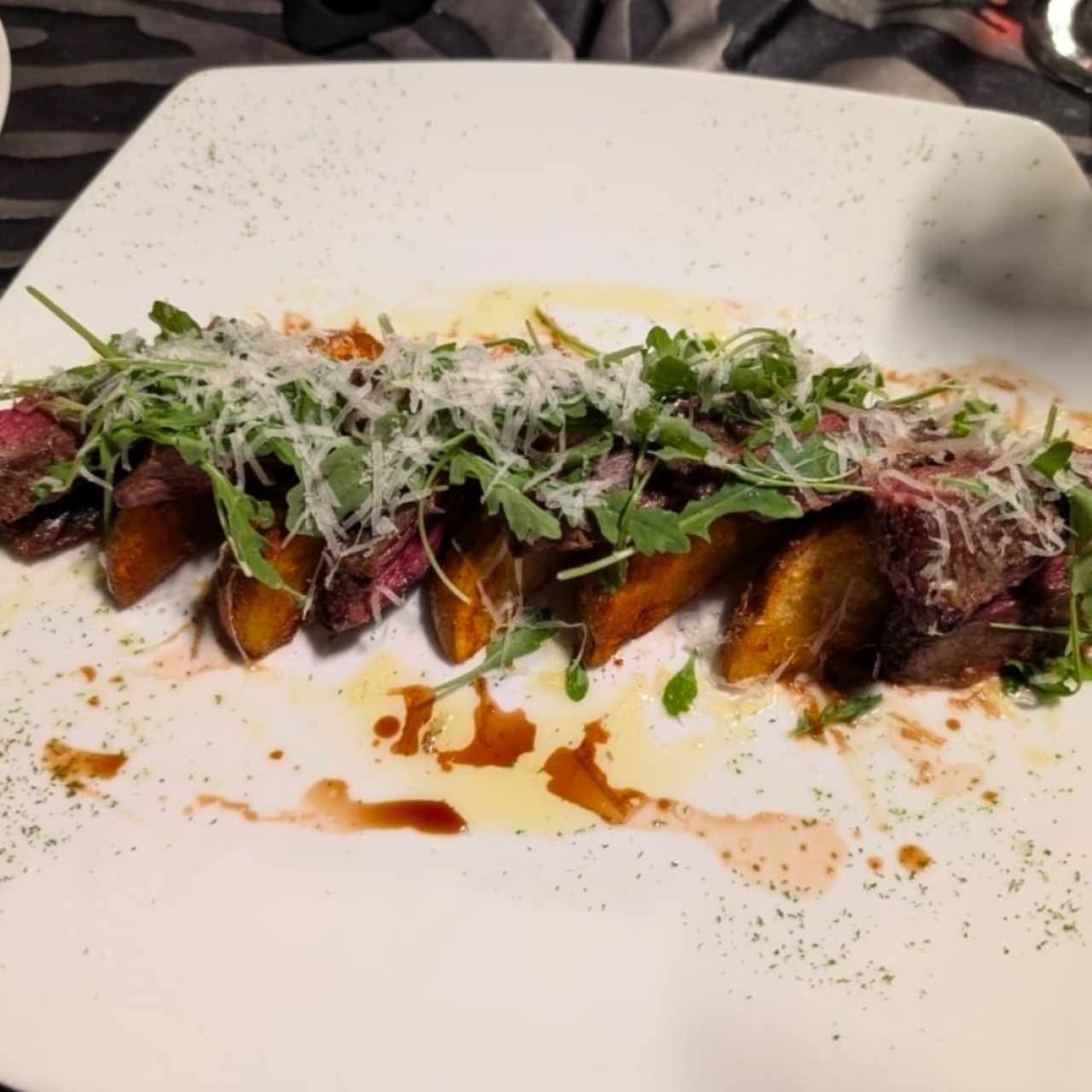 Filete de Res a las Tres Pimientas con Papas