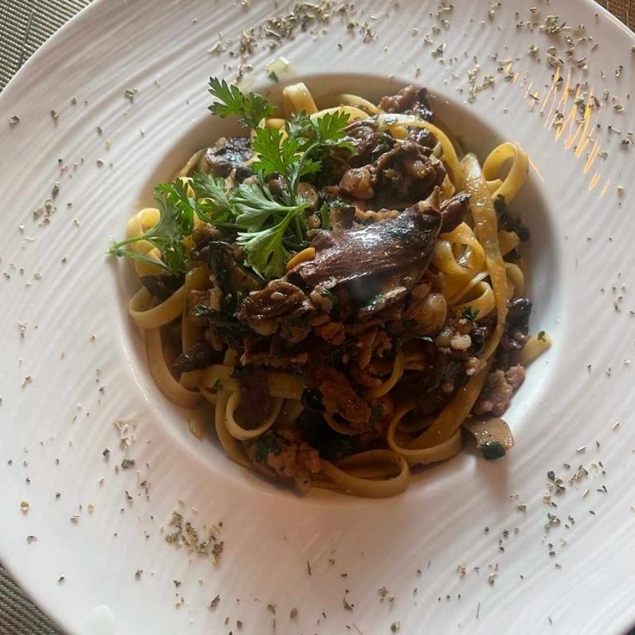 FETTUCCINE CON CHORIZO Y HONGOS PORCINI (Chorizo, Champiñones, Hongos Porcini Secos, Mantequilla) 