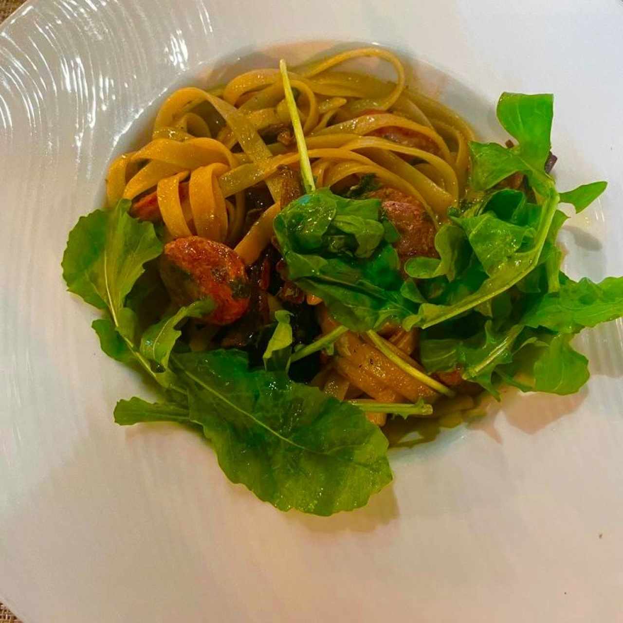 Fettuccine con chorizo y hongos porcini (chorizo, champiñones, hongos porcini secos, mantequilla)