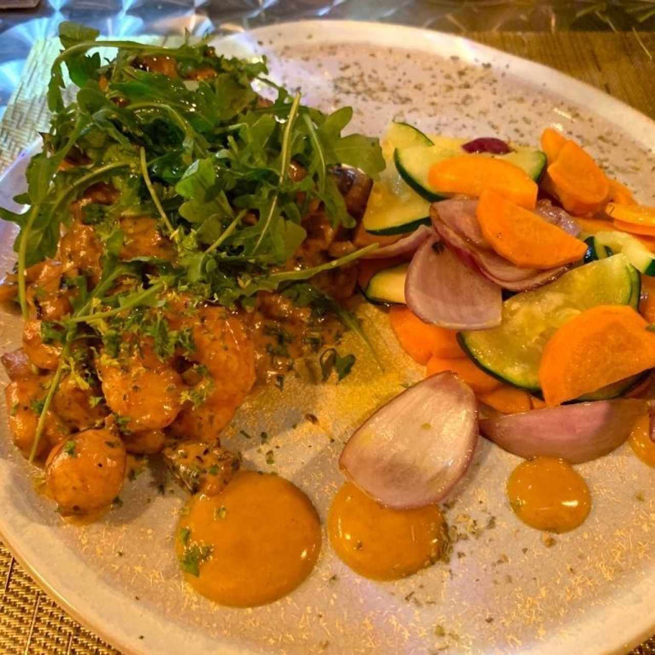 Corvina a la “Mediterranea” con Vegetales Salteados (Filete de Corvina, Vegetales a la Plancha, Orégano, Ajo, Aceite de Oliva)