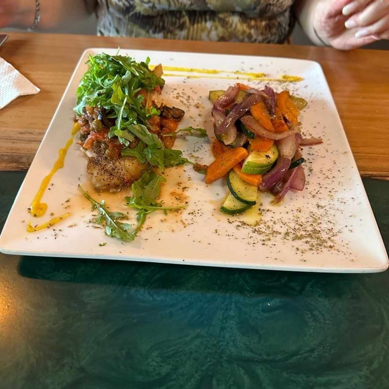 Corvina a la Mediterránea (Filete de Corvina, Vegetales a la Plancha, Orégano, Aceite de Oliva)