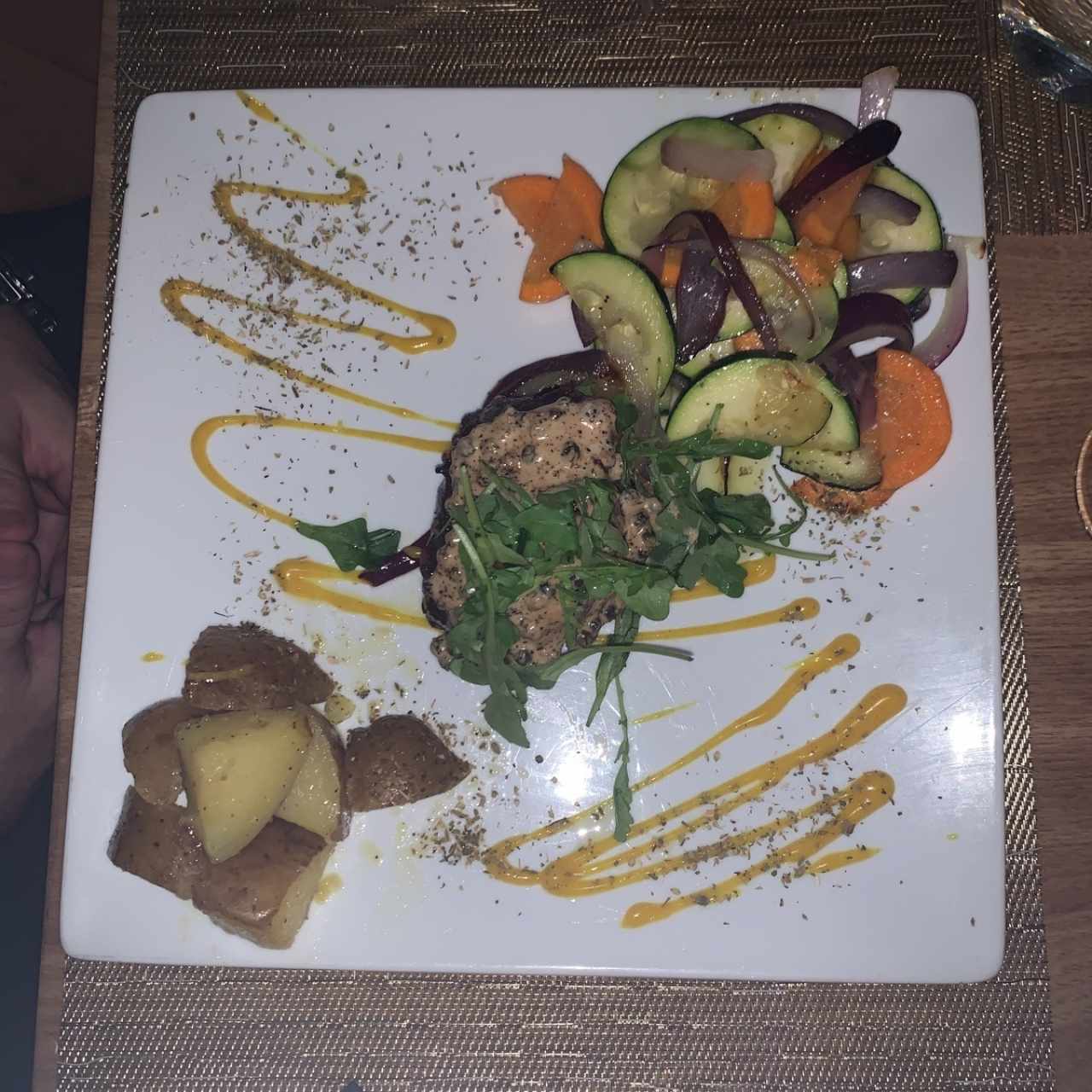 Filete de Res a las Tres Pimientas con Papas o Vegetales Salteados