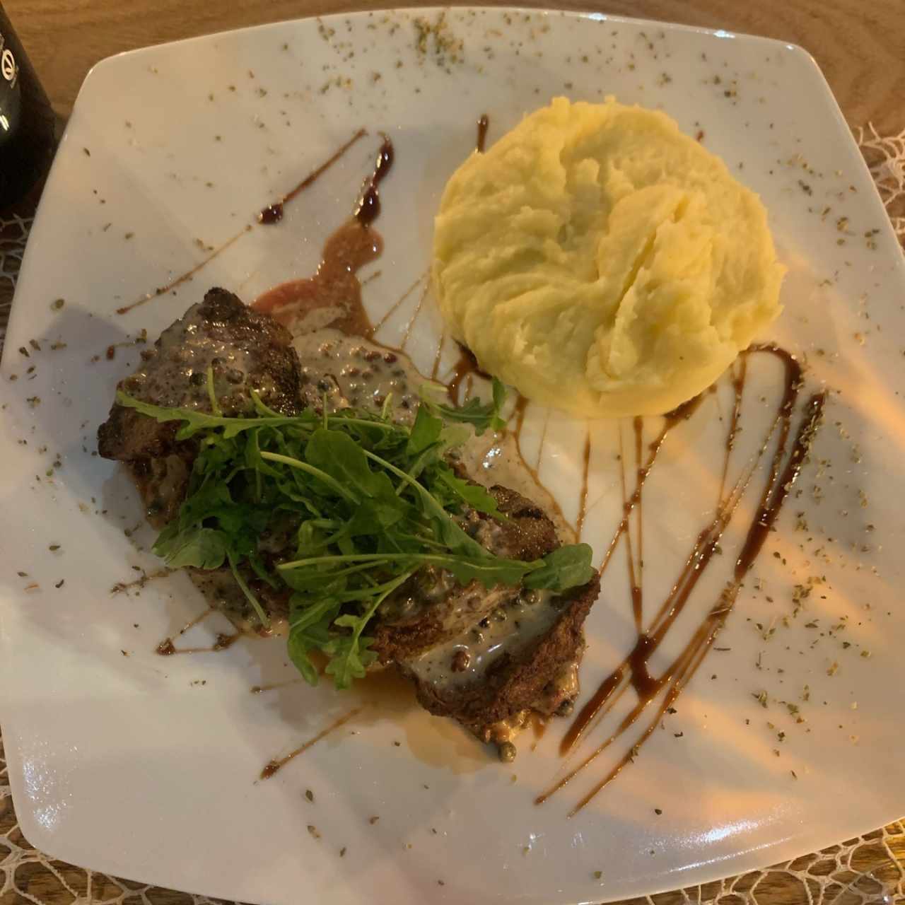 Filete de Res a las Tres Pimientas con Papas