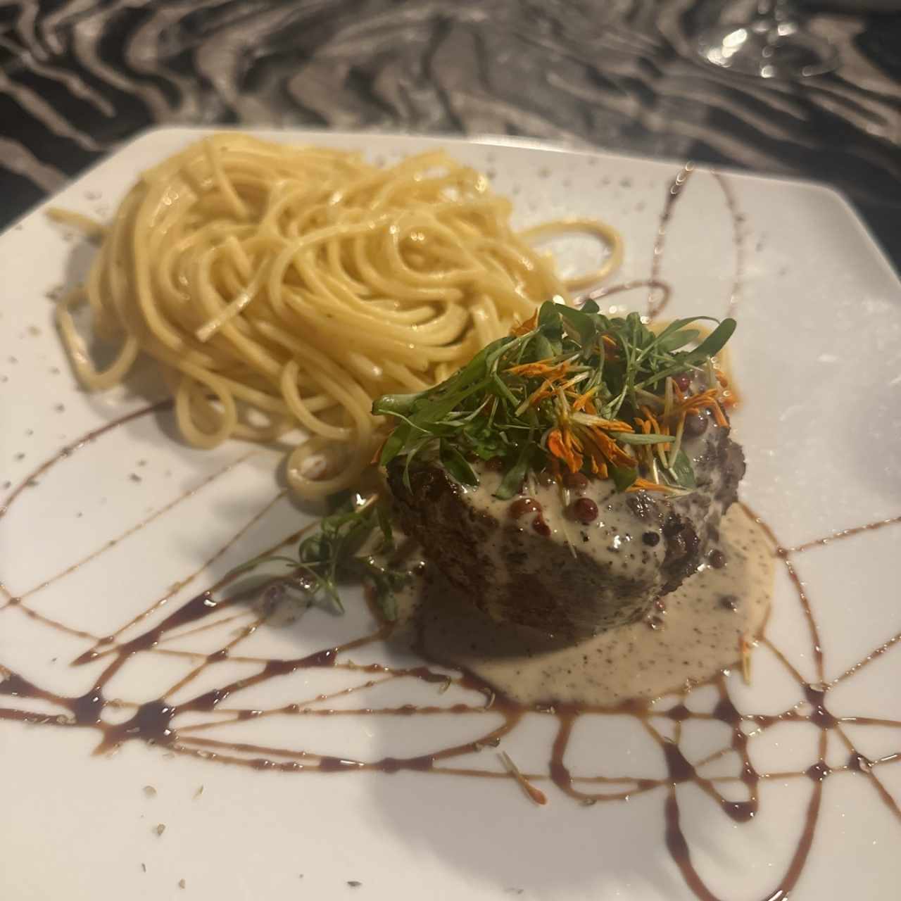 Filete de Res a las Tres Pimientas con Papas