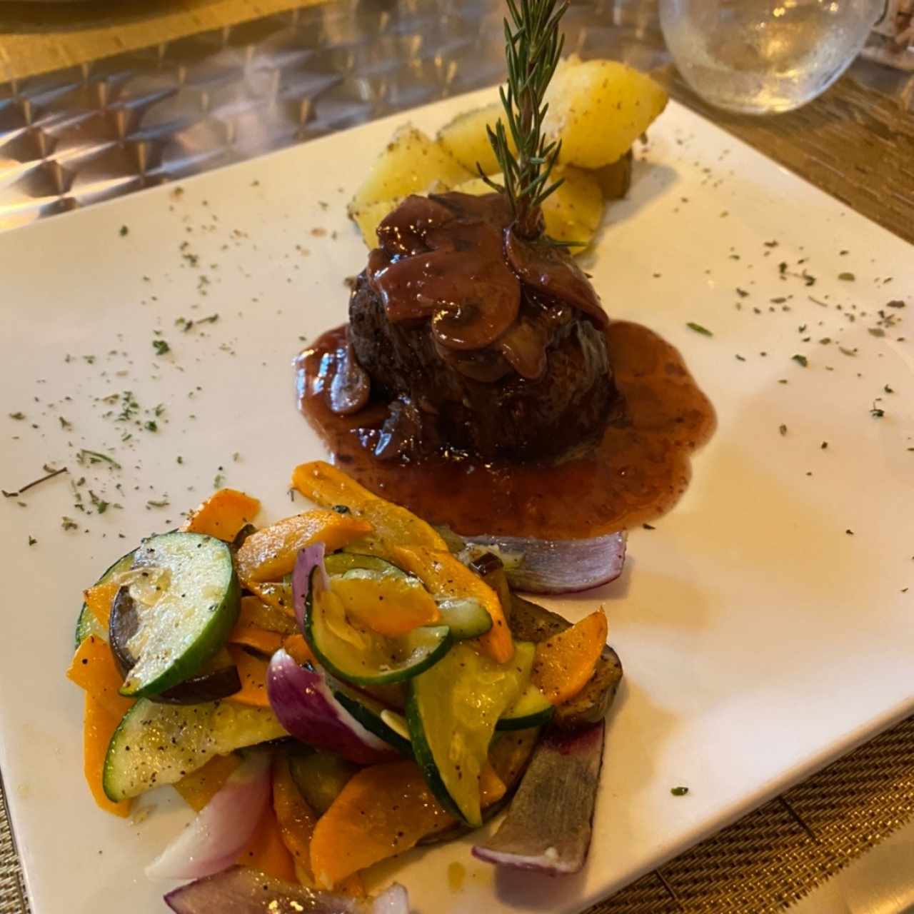 Filete de Res al Vino Hebo con Papas o Vegetales Salteados