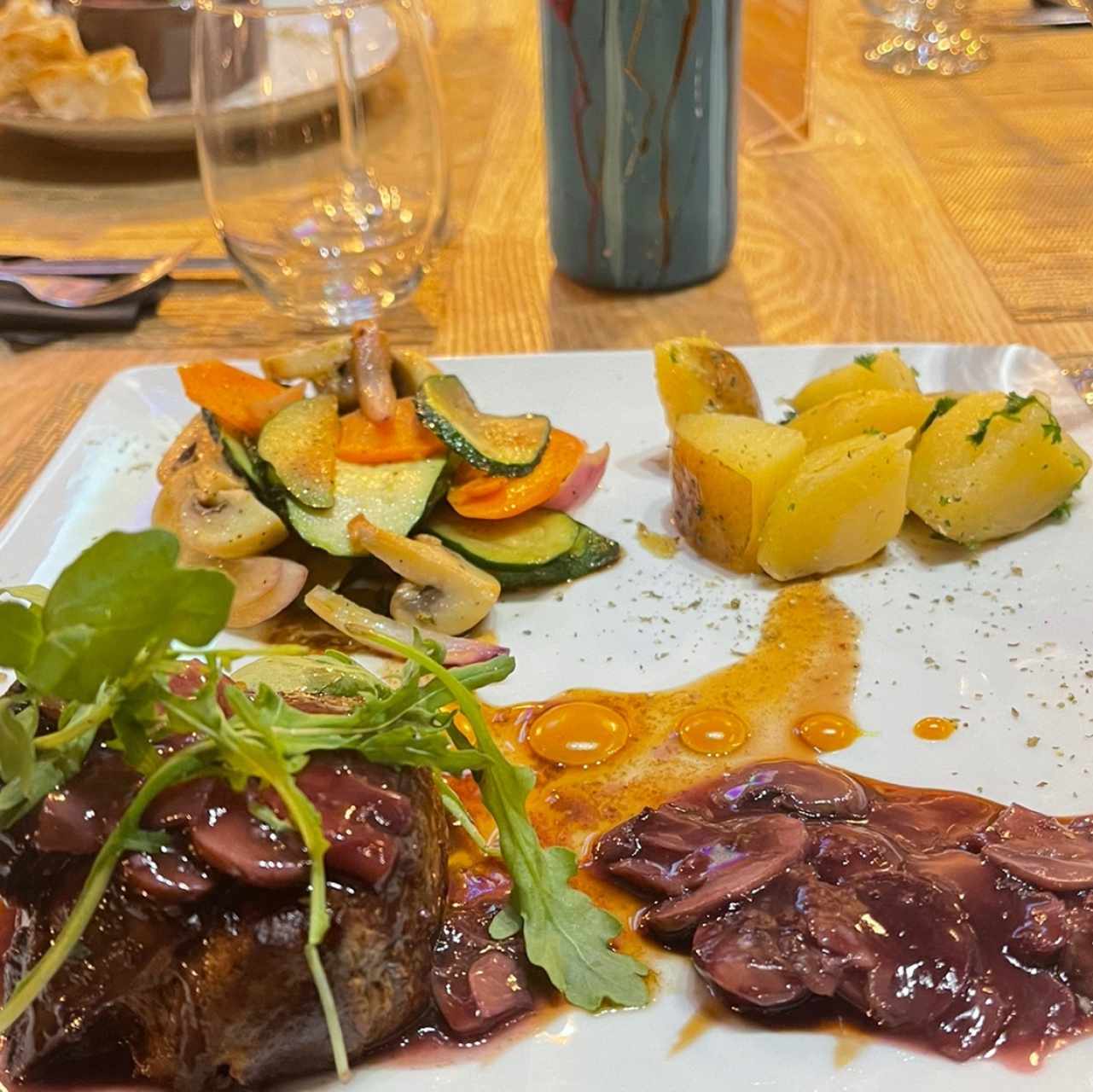 Filete de Res a las Tres Pimientas con Papas o Vegetales Salteados