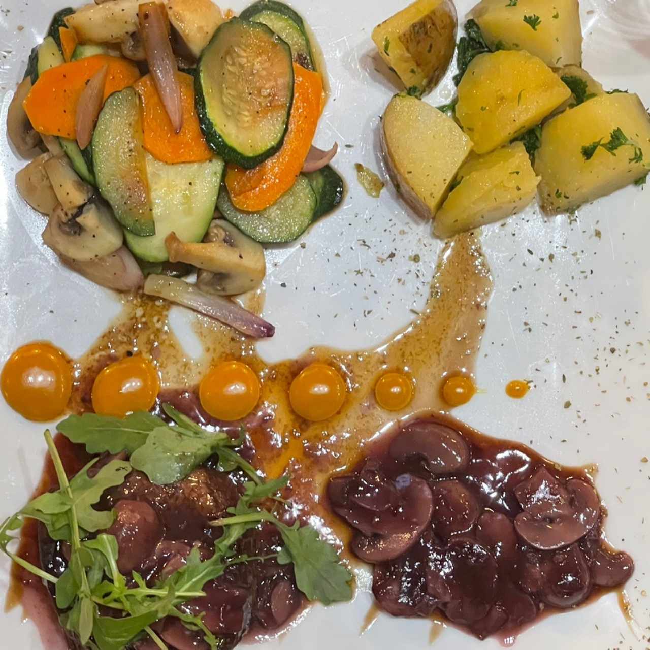 Filete de Res al Vino Hebo con Papas o Vegetales Salteados