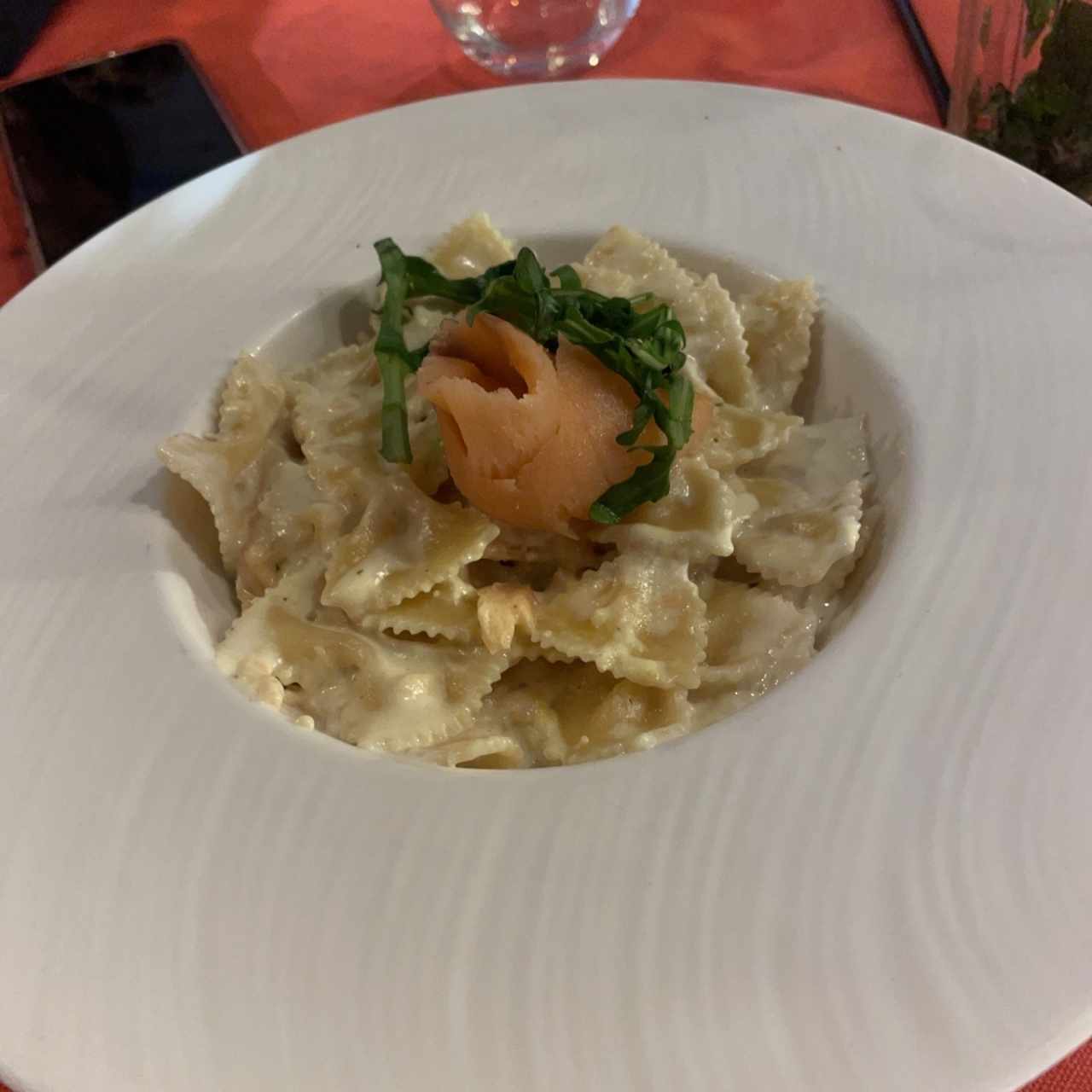 Farfalle con Salmón y Crema de Leche