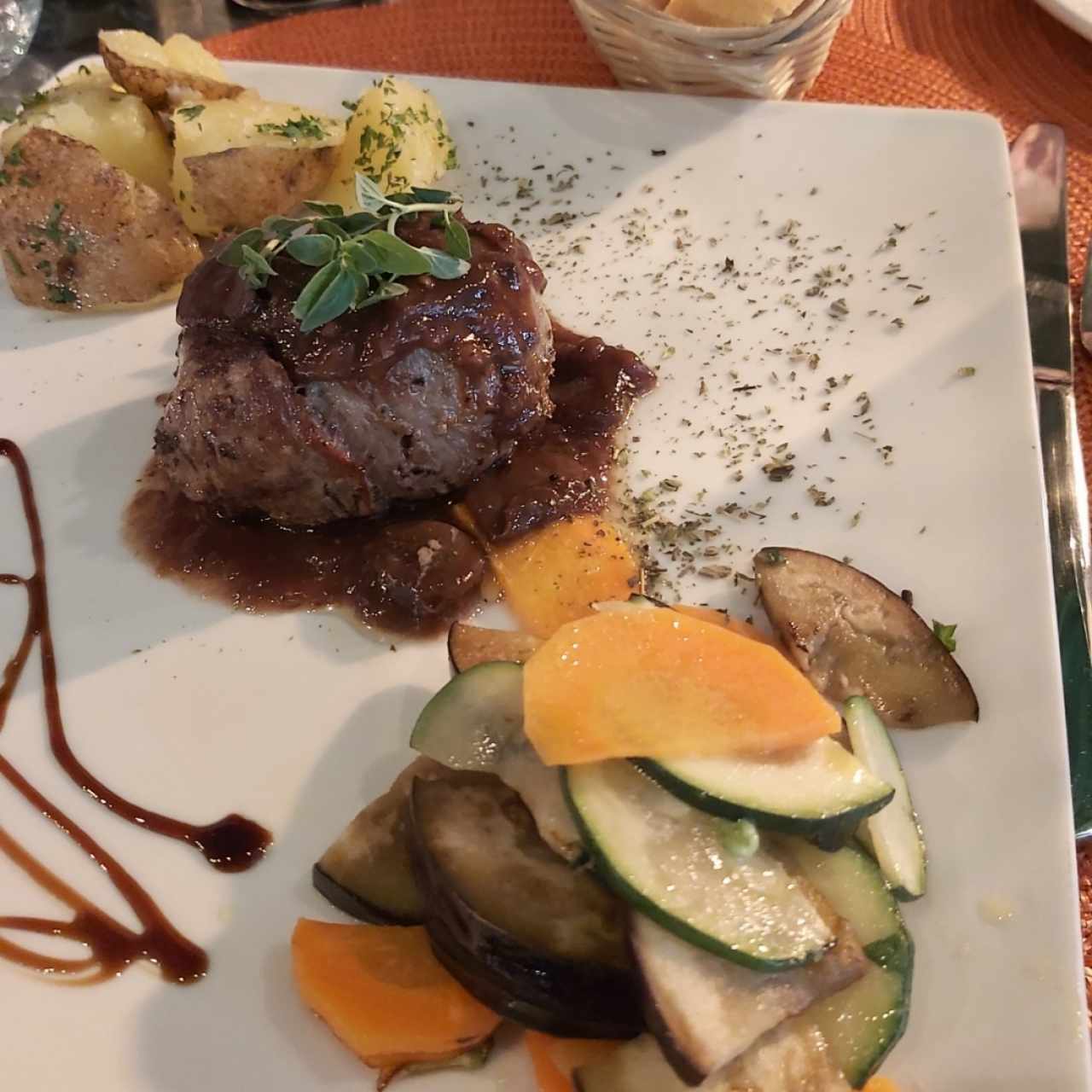 Filete de Res al Vino Hebo con Papas o Vegetales Salteados