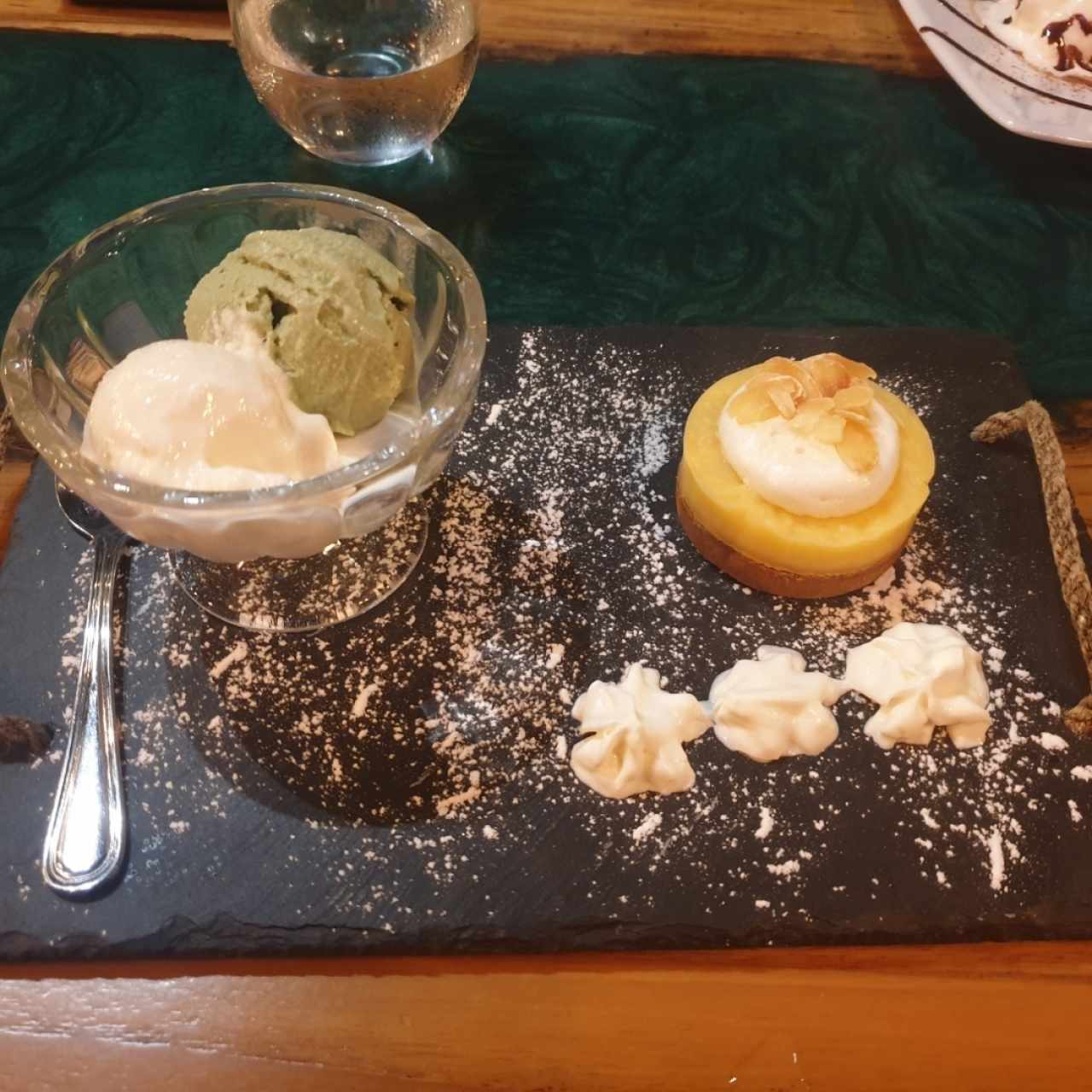 Pie de Limón con helados de vainilla y pistacho