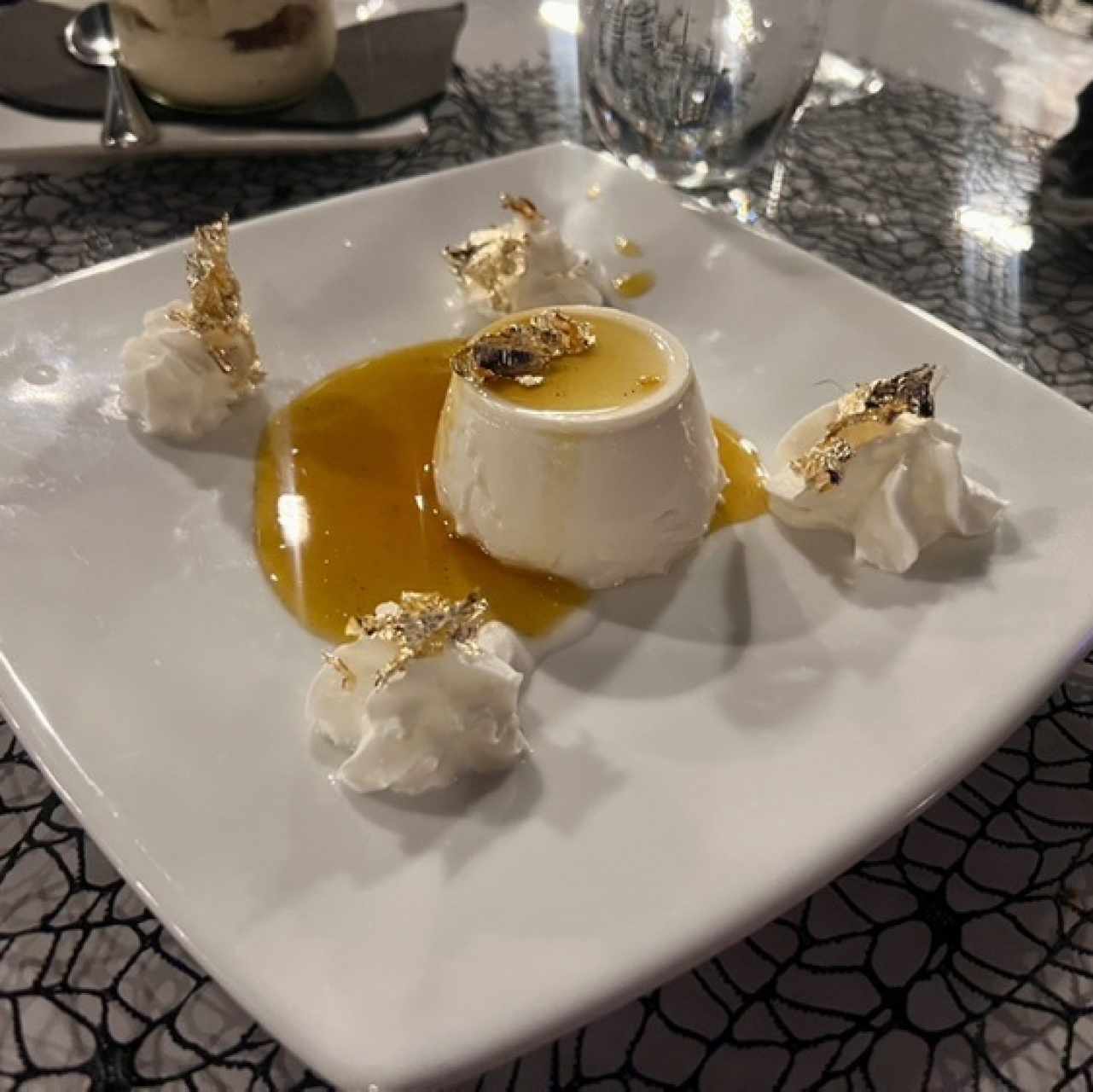 Panacota en salsa de maracuya