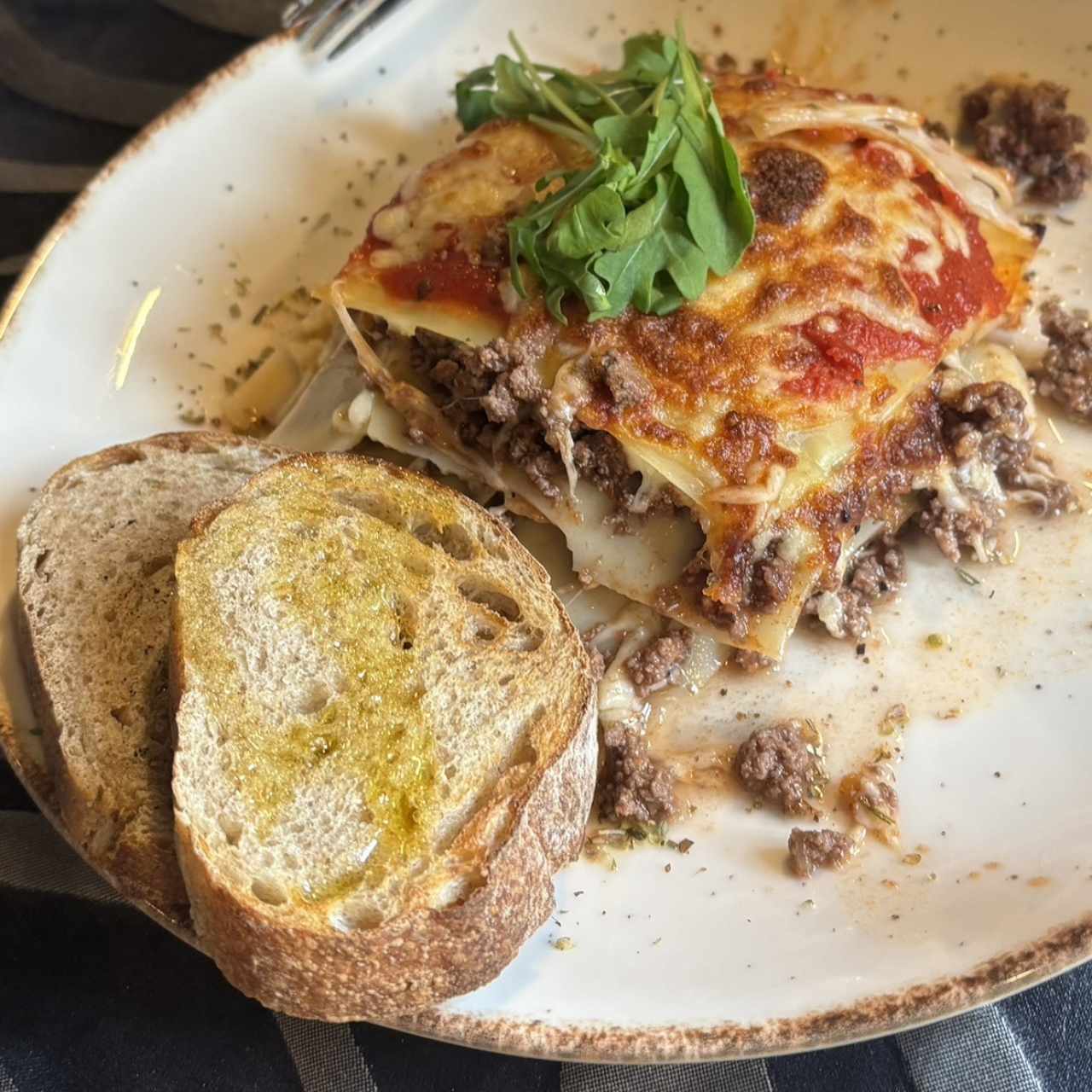 Lasaña de hongos y ensalada fresca