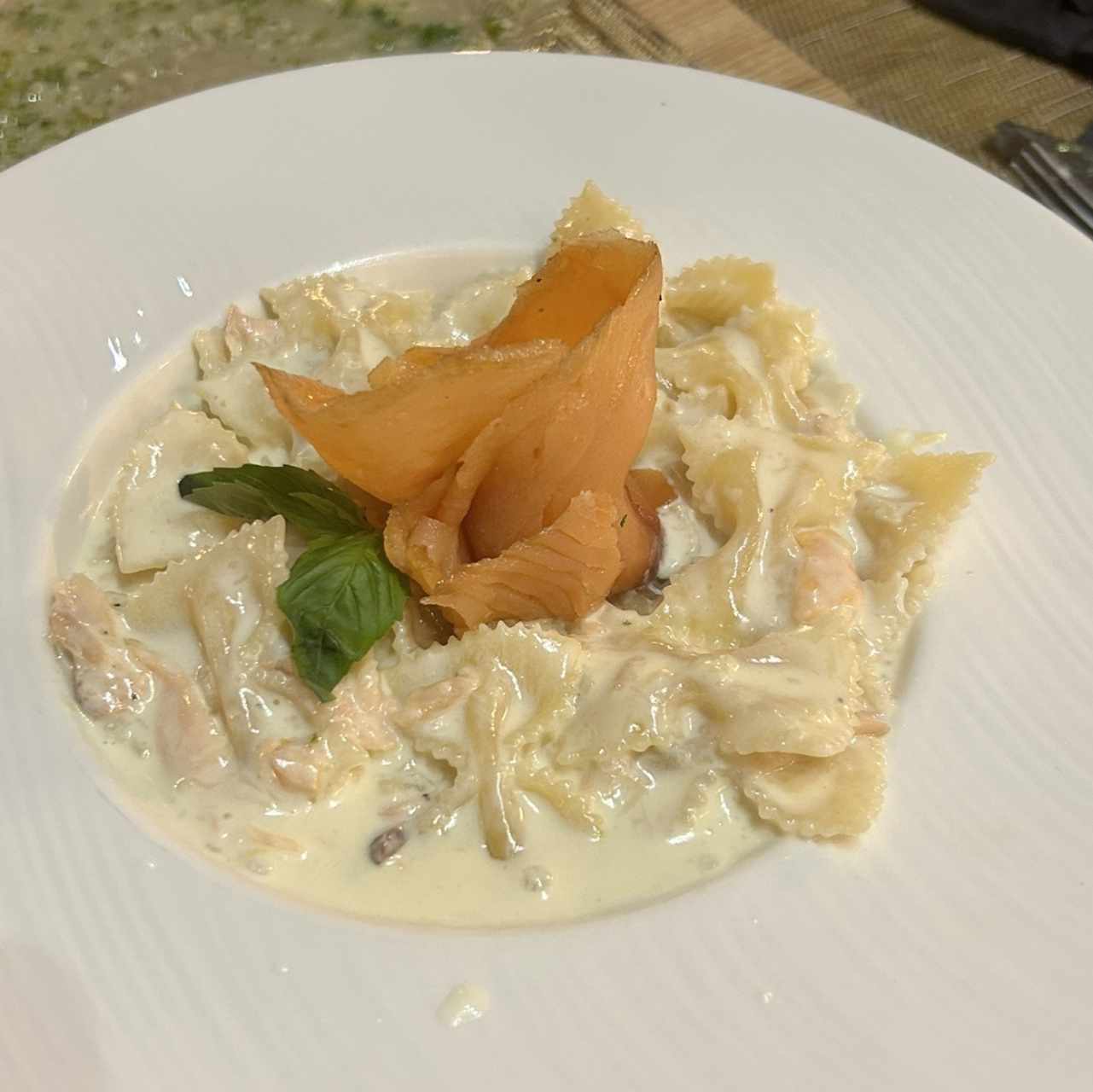 Farfalle con Salmón y Crema de Leche